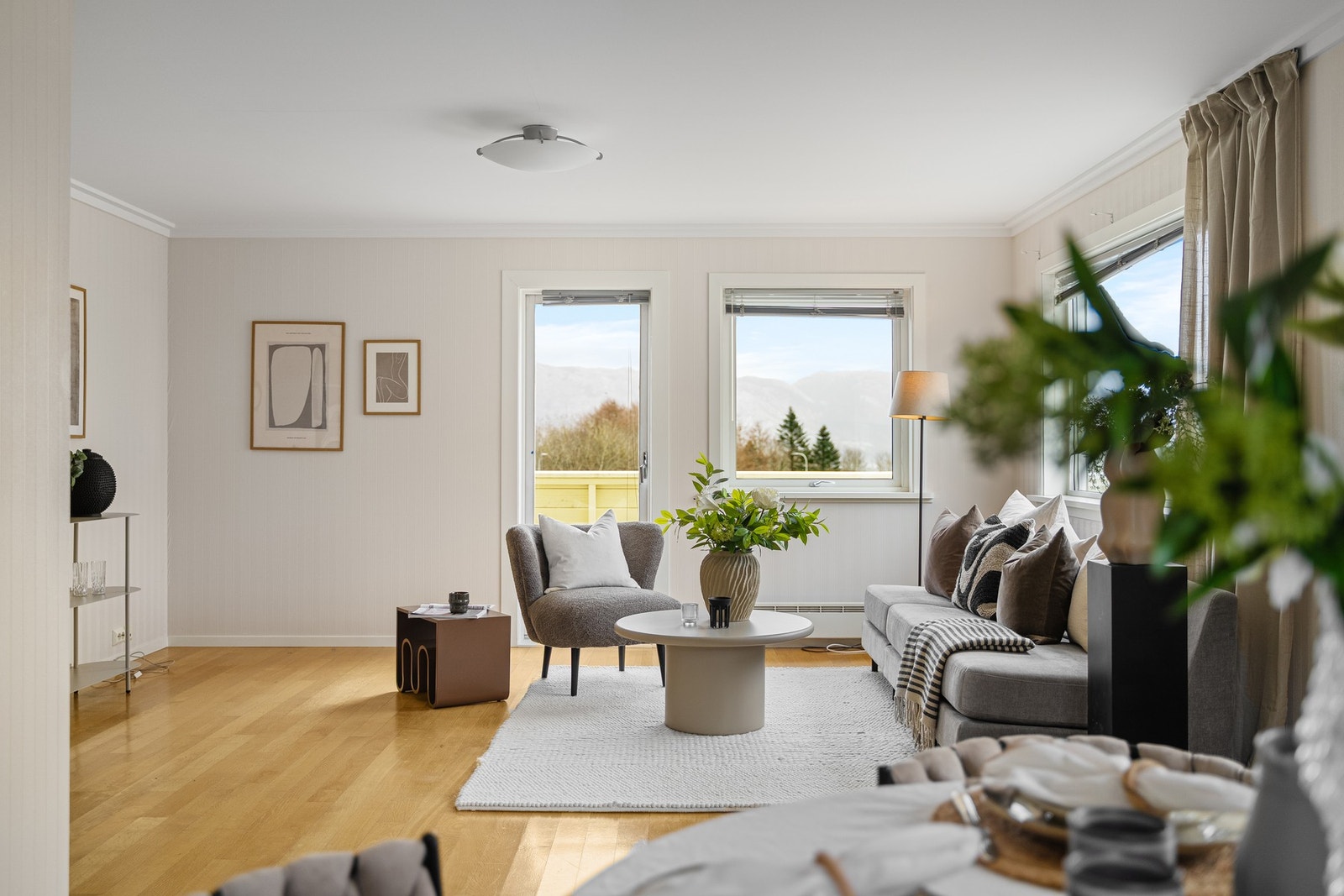 1.etg - Stue med god plass til sofagruppe og spisebord Galleribilde