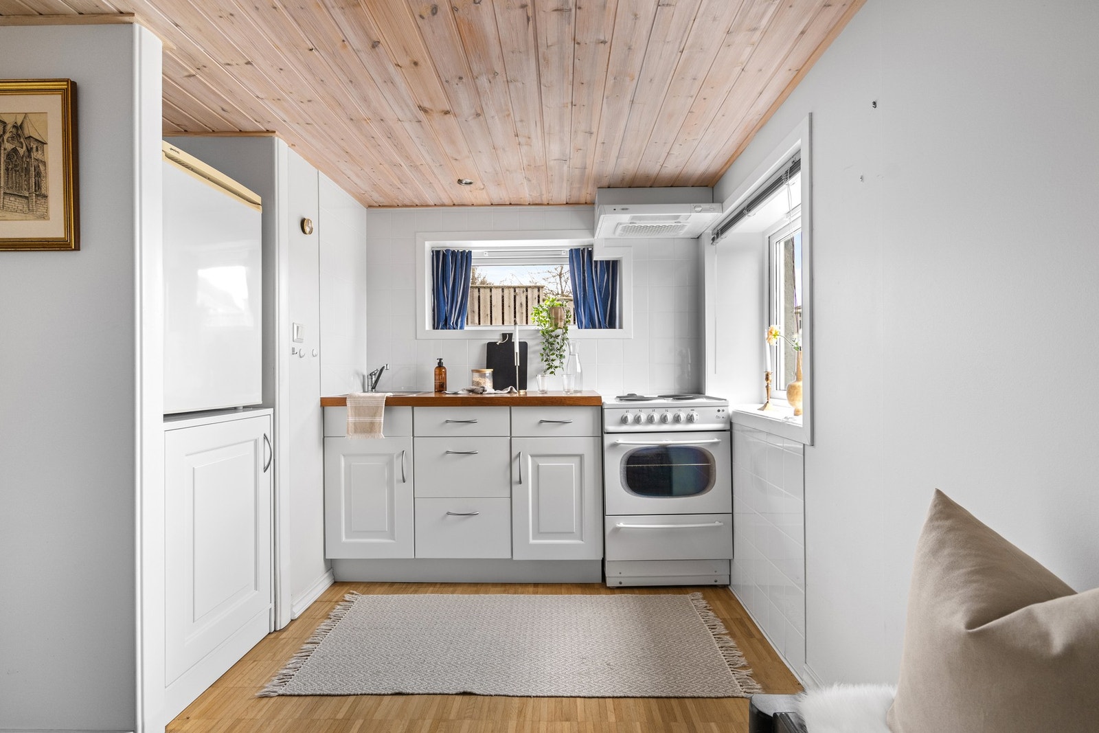 U. etg - Stue med kjøkken (Rommet er ikke byggegodkjent) Galleribilde