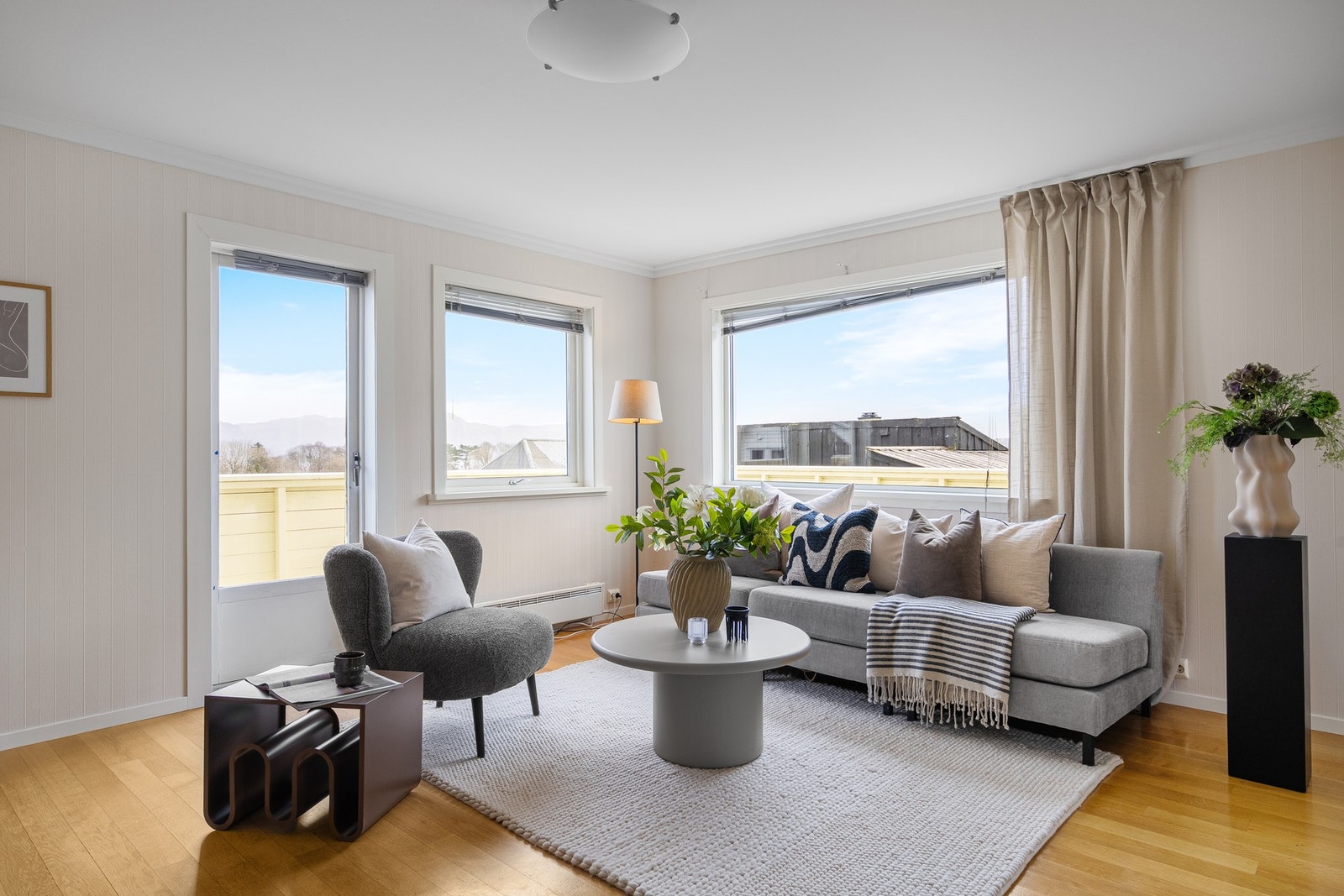 1.etg - Stue med god plass til sofagruppe og spisebord Galleribilde