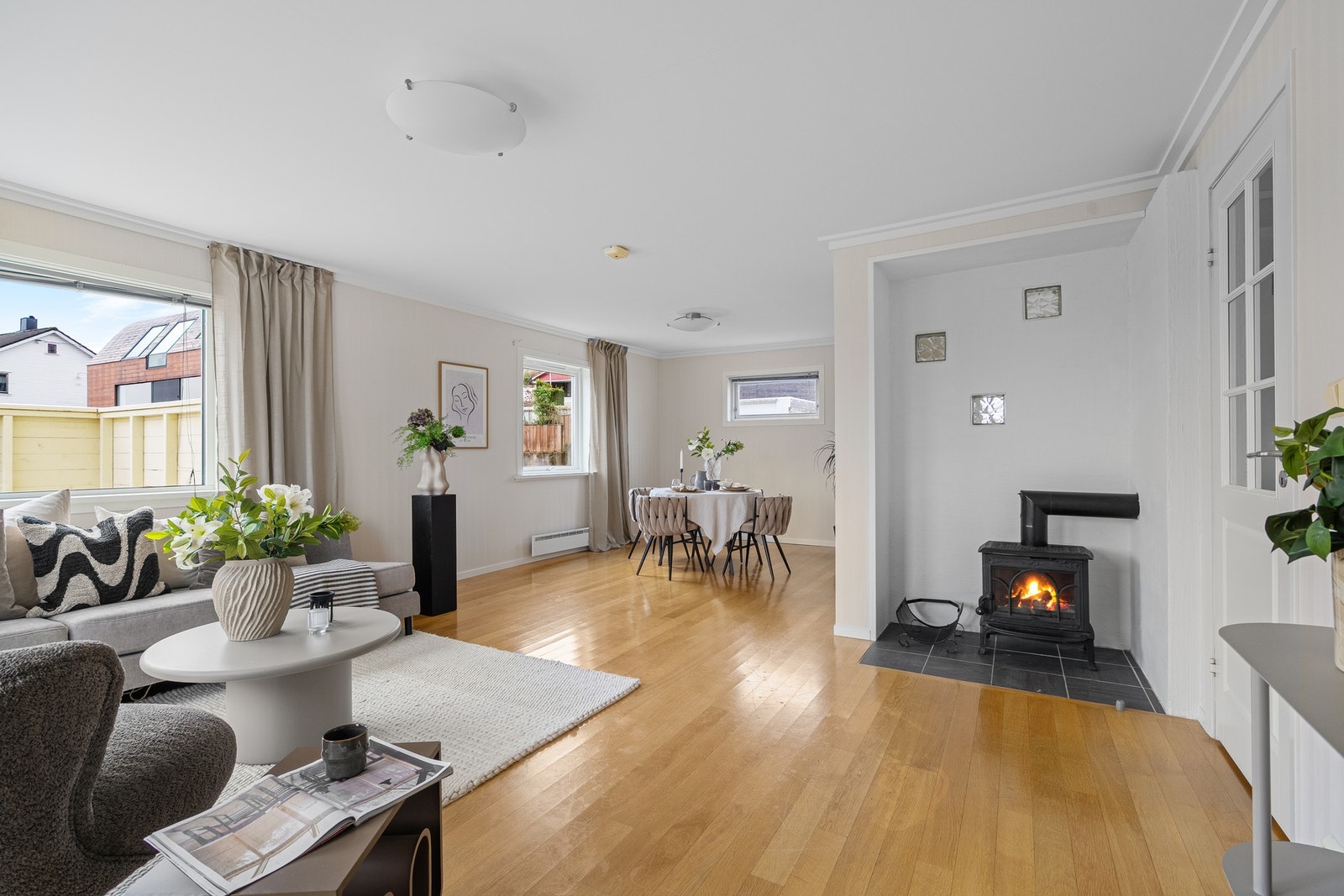 1.etg - Stue med god plass til sofagruppe og spisebord Galleribilde