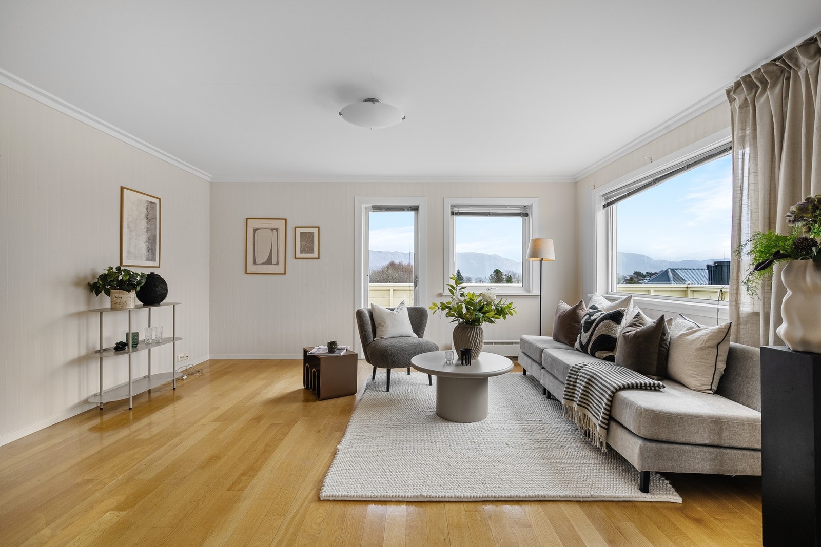 1.etg - Stue med god plass til sofagruppe og spisebord Galleribilde