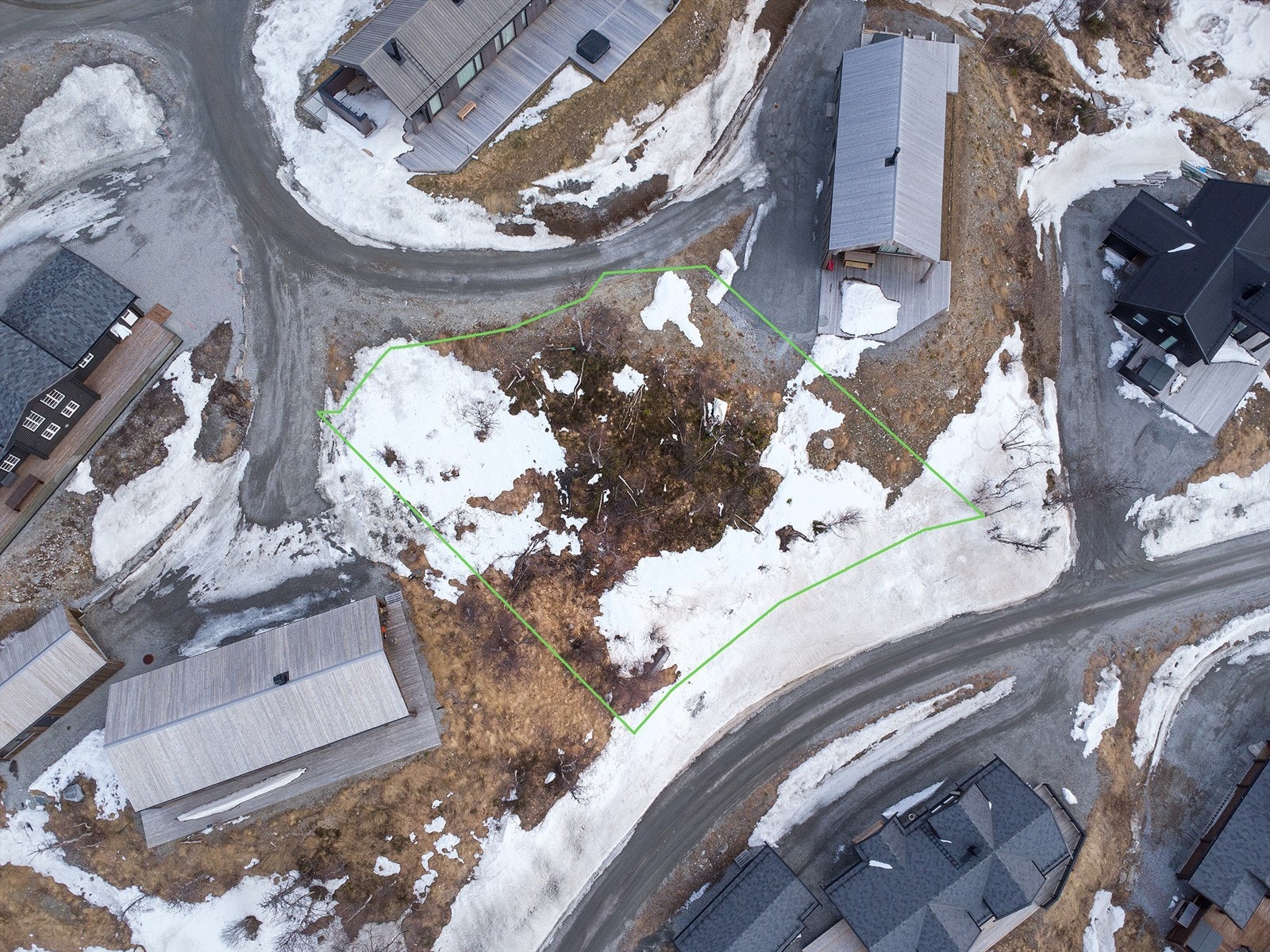Dronebilde av tomteområdet sett fra fugleperspektiv med ca. tomtegrenser inntegnet Galleribilde