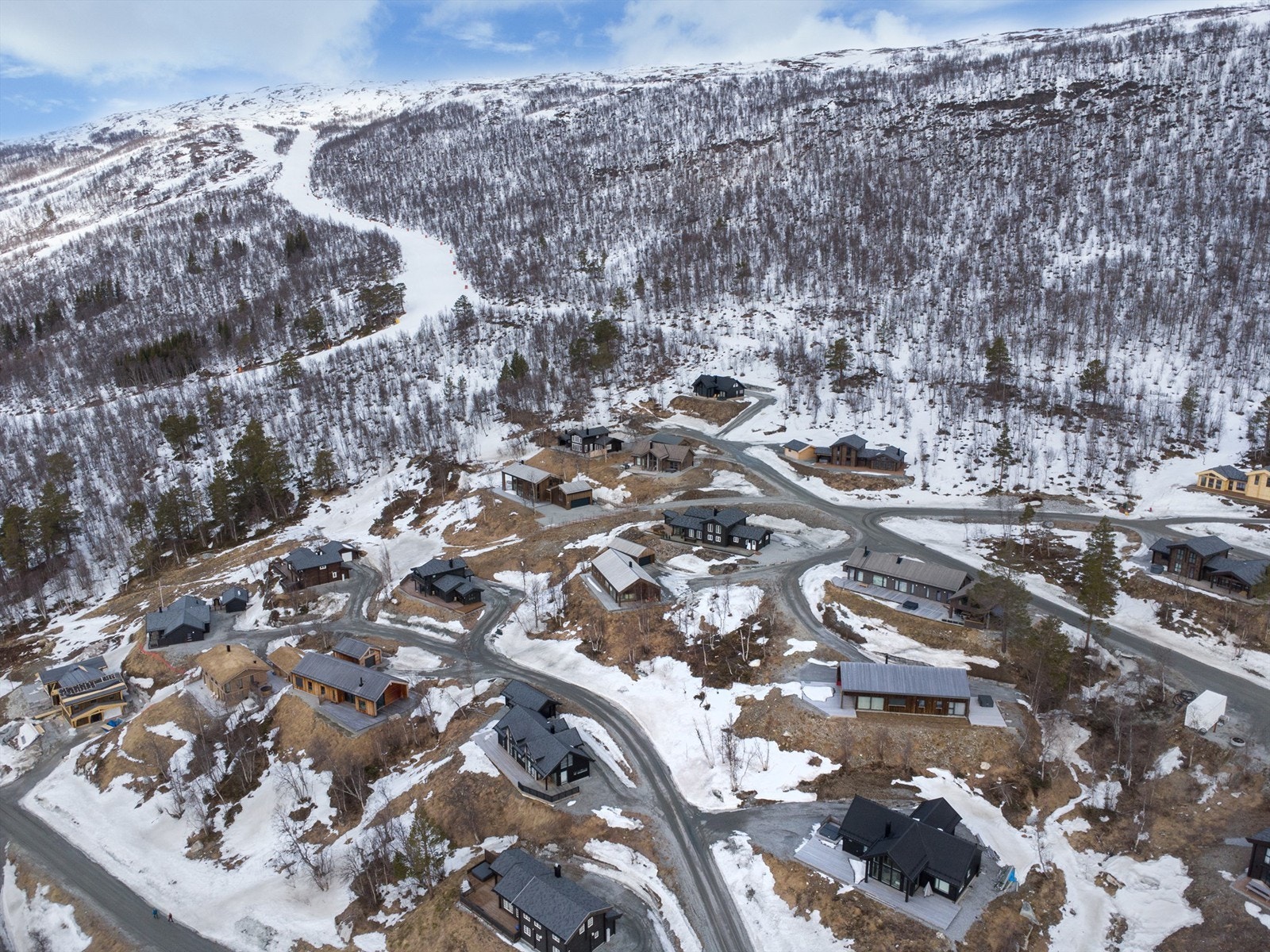 Dronebilde over tomteområdet i Bjorlia Nordvest med skitrekket og trasee i bakgrunnen Galleribilde