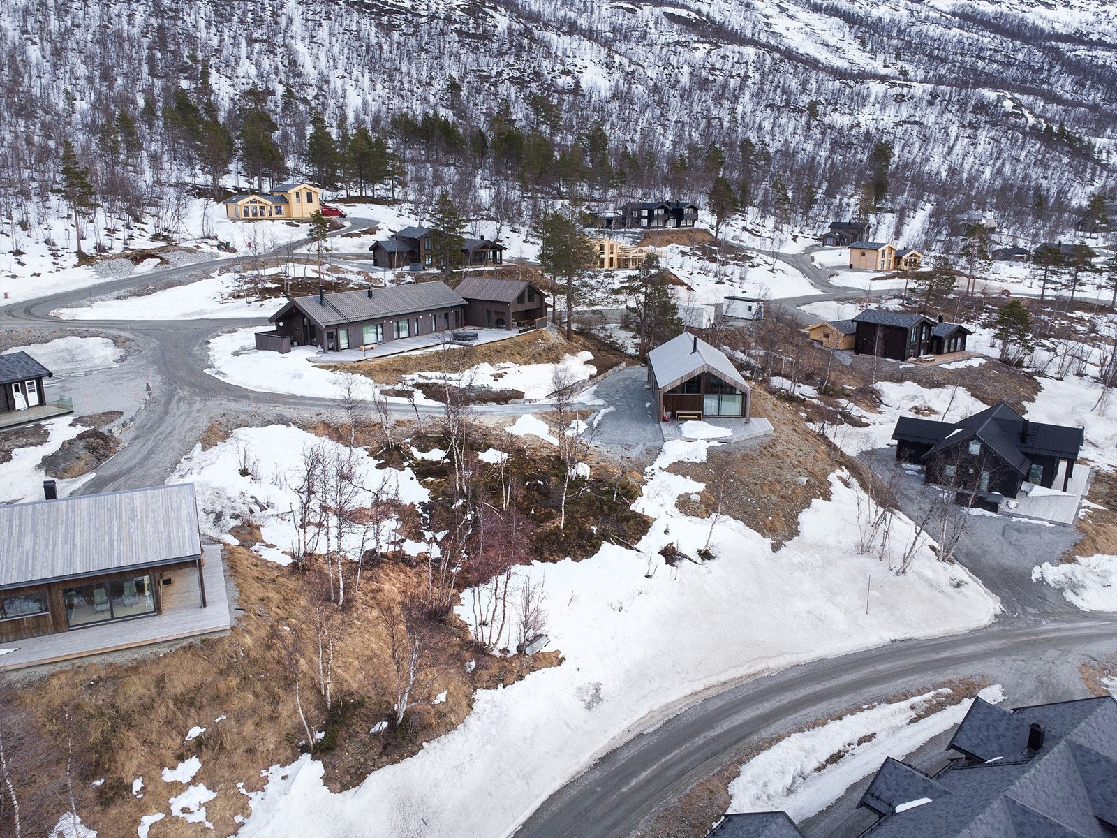 Dronebilde av tomten og nærområdet Galleribilde