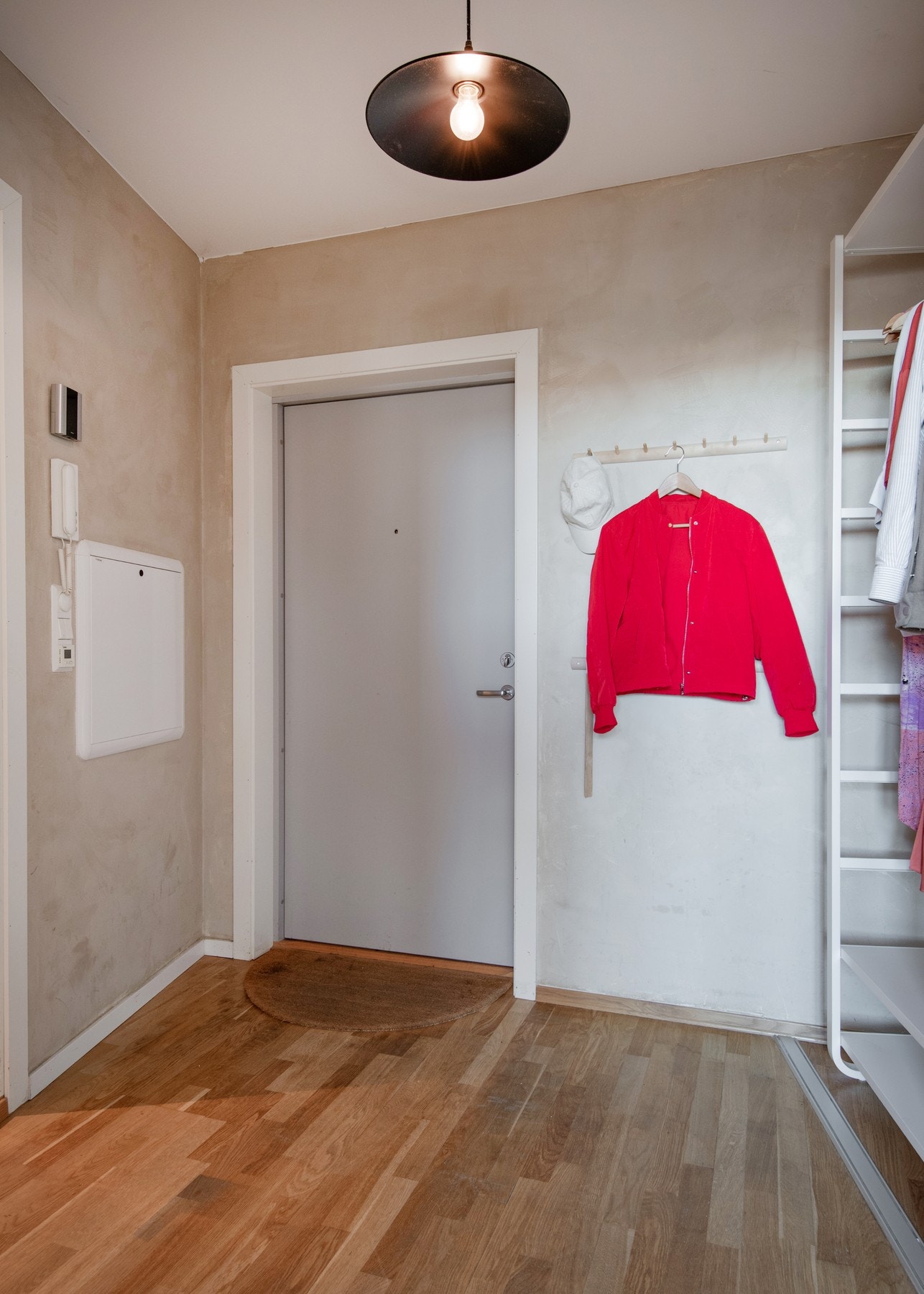 Leiligheten ligger i byggets tredje etasje med heisadkomst fra bakkeplan. Galleribilde