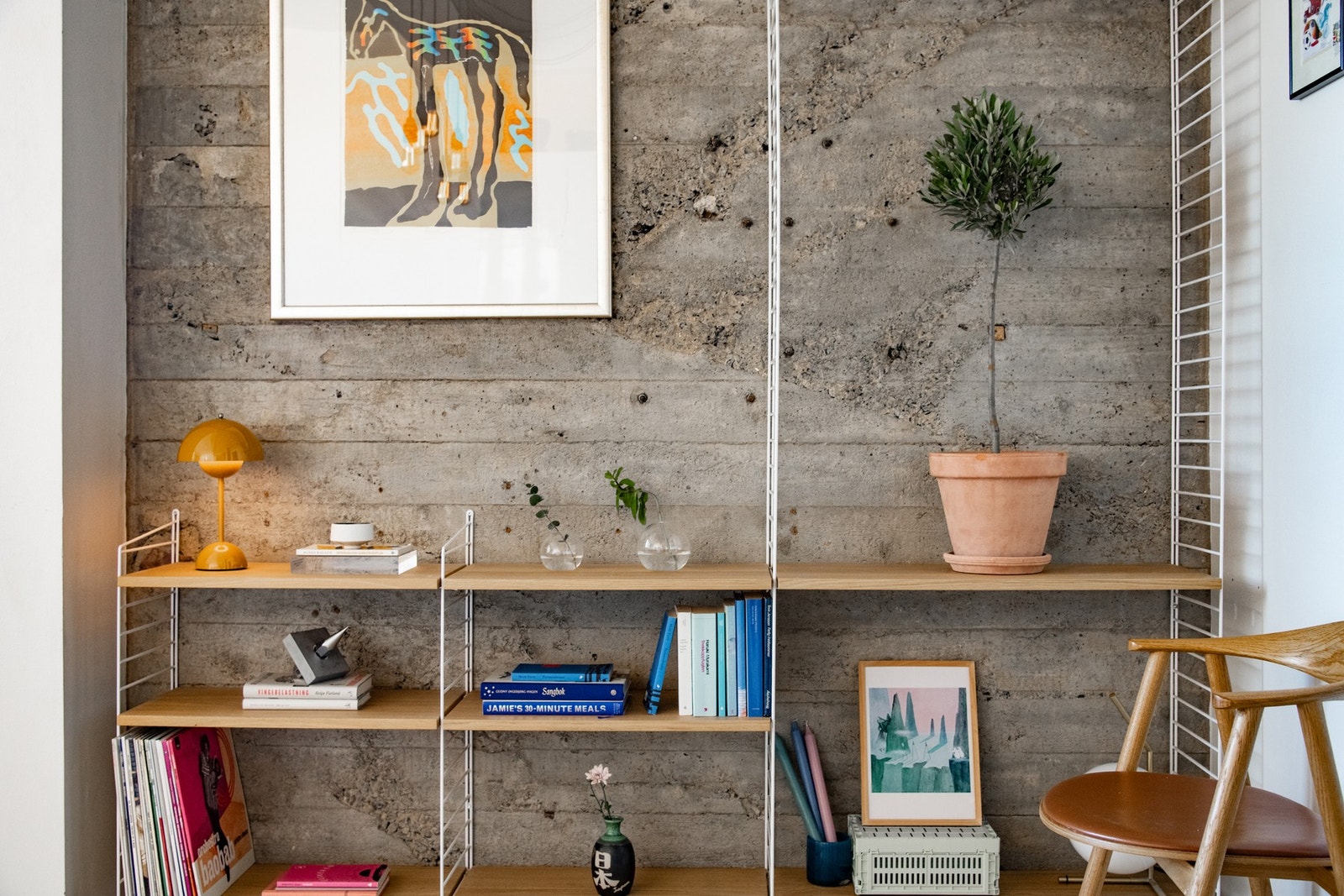 Den tidligere dropsfabrikken ble omgjort til boliger i 2011, og her er originale detaljer som betongveggen trukket frem for å skape et unikt uttrykk. Galleribilde