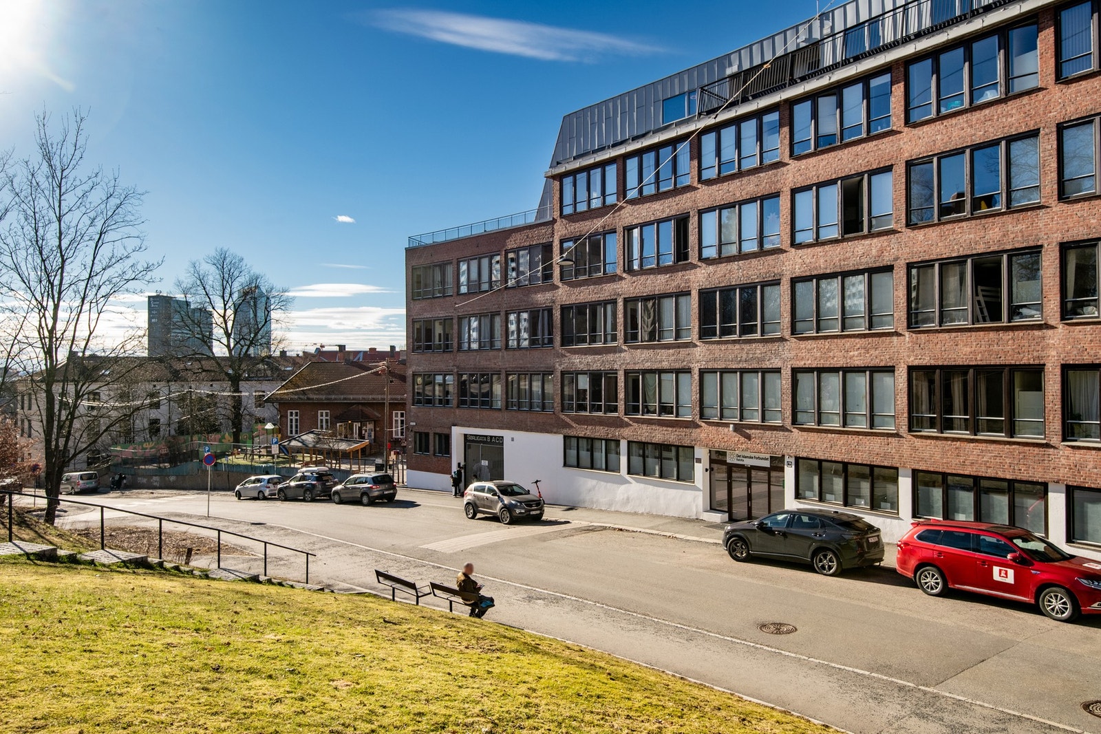 Leiligheten ligger i et sentralt og urbant boligområde på Tøyen, med kort vei til alt man måtte ønske seg av servicefasiliteter. Galleribilde