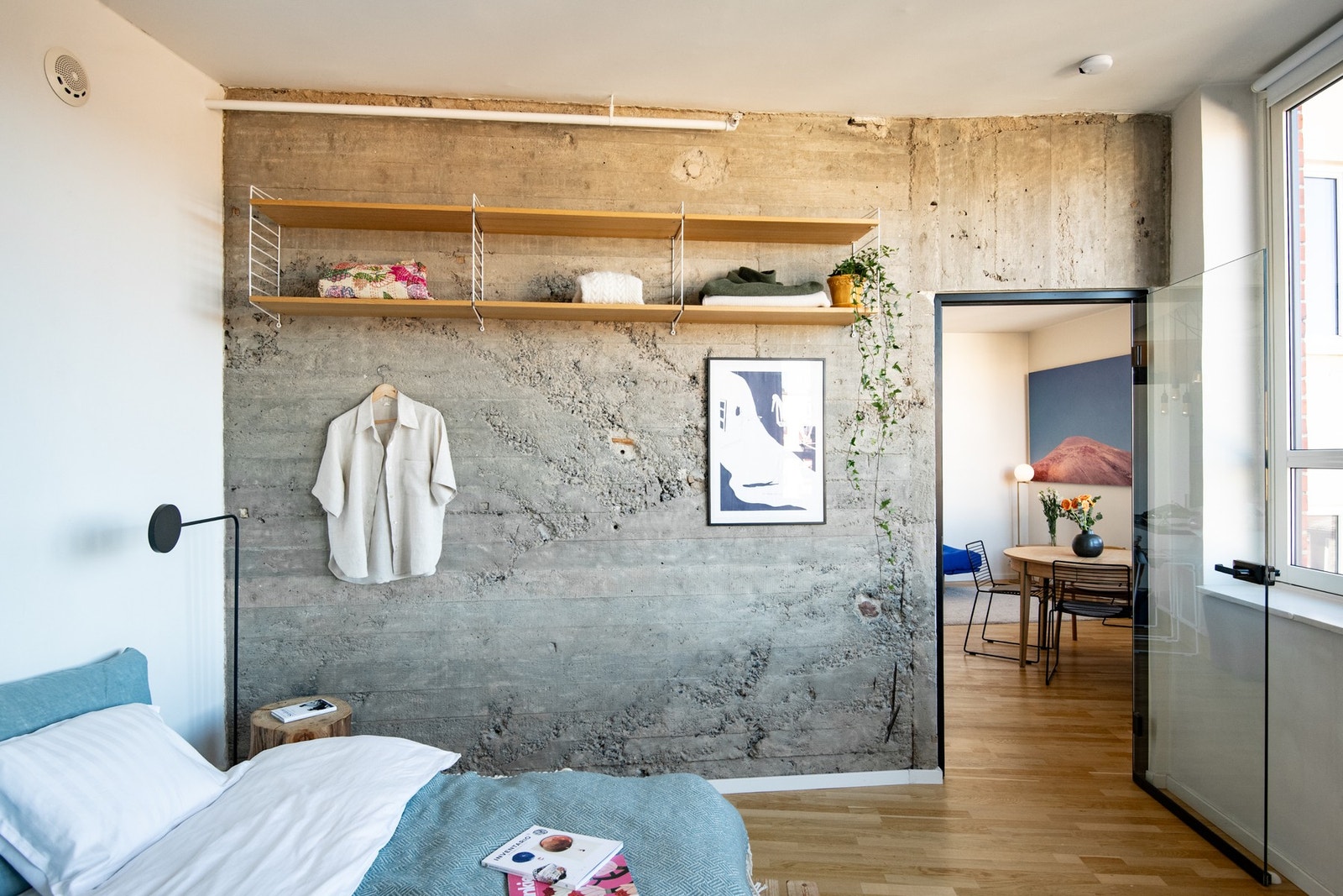 Den gjennomgående generøse takhøyden og de rene flatene bidrar til en luftig og harmonisk helhet, mens eksponert betongvegg tilfører karakter og et moderne, industrielt preg. Galleribilde