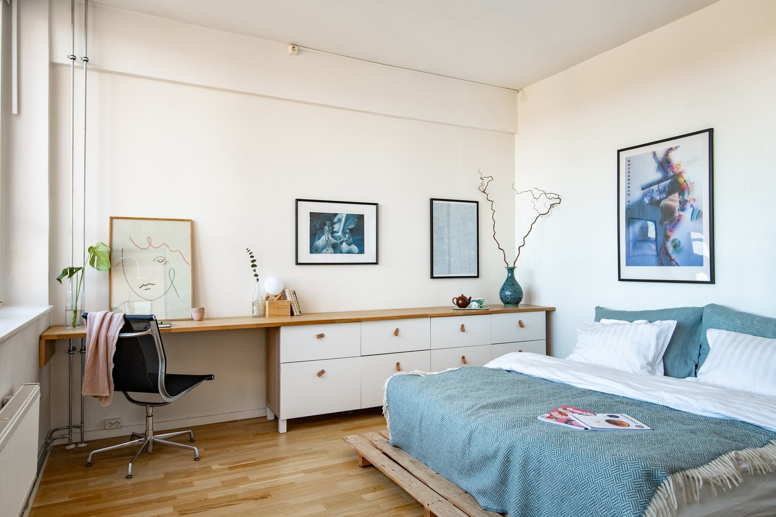 Soverommet fremstår som romslig og luftig, med gode lysforhold fra store vindusflater som gir en behagelig atmosfære. Galleribilde