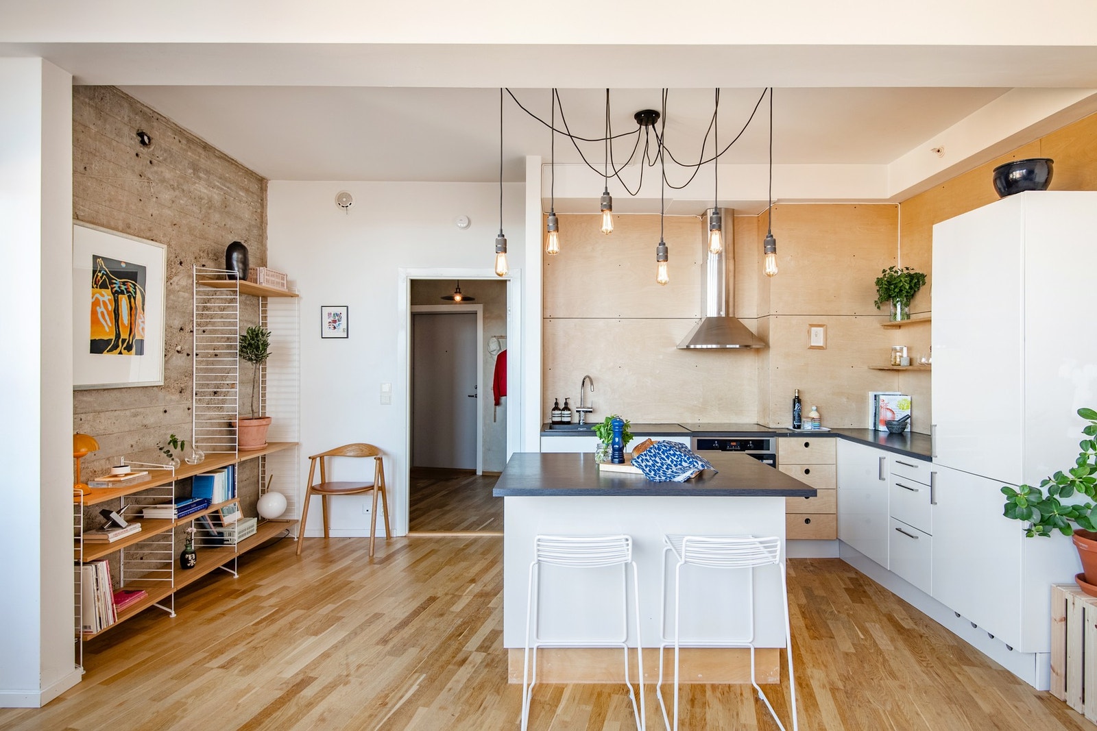 Den åpne løsningen mellom stue og kjøkken gir et flott oppholdsrom med god romfølelse, forsterket av 2,90m takhøyde. Galleribilde