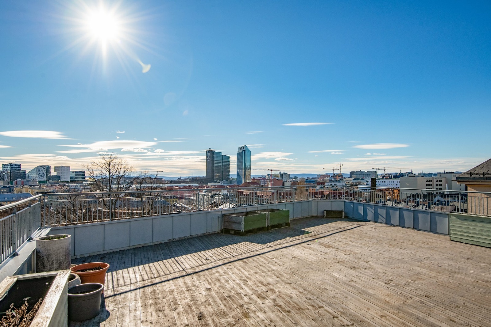 Som beboer har du tilgang til felles takterrasse med gode solforhold. Galleribilde