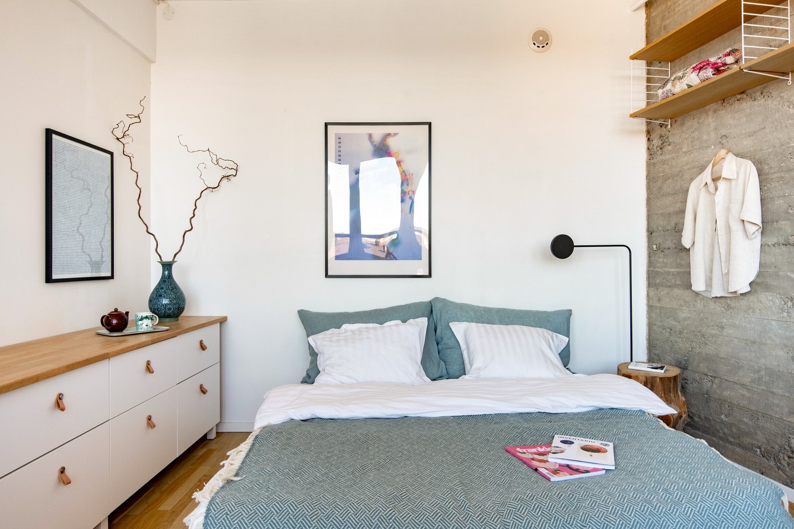 Soverommets størrelse gir fleksible møbleringsmuligheter og legger godt til rette for en komfortabel seng i full størrelse, med tilhørende plass for nattbord på begge sider. Galleribilde