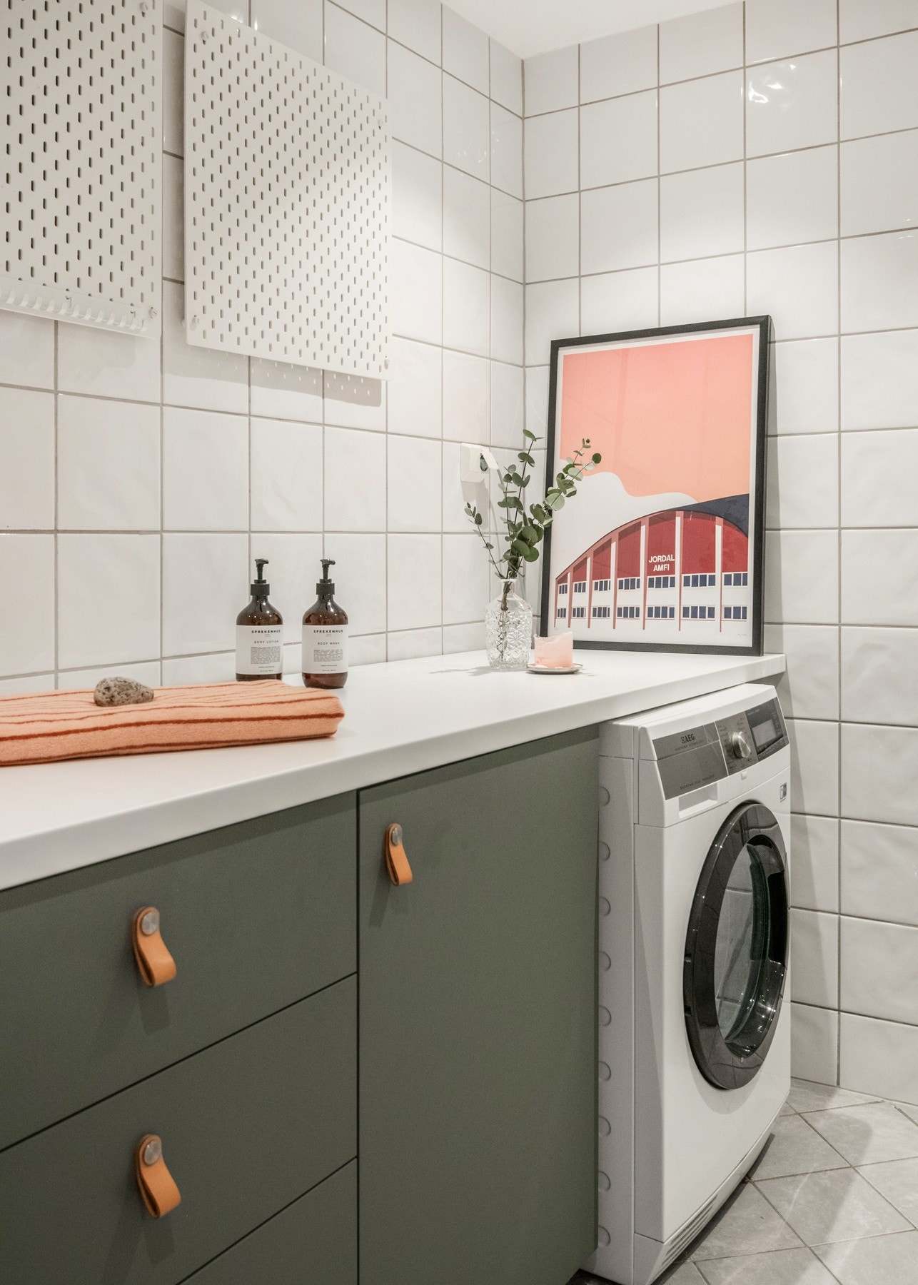 Opplegg for vaskemaskin, samt plass til en tørketrommel. Galleribilde