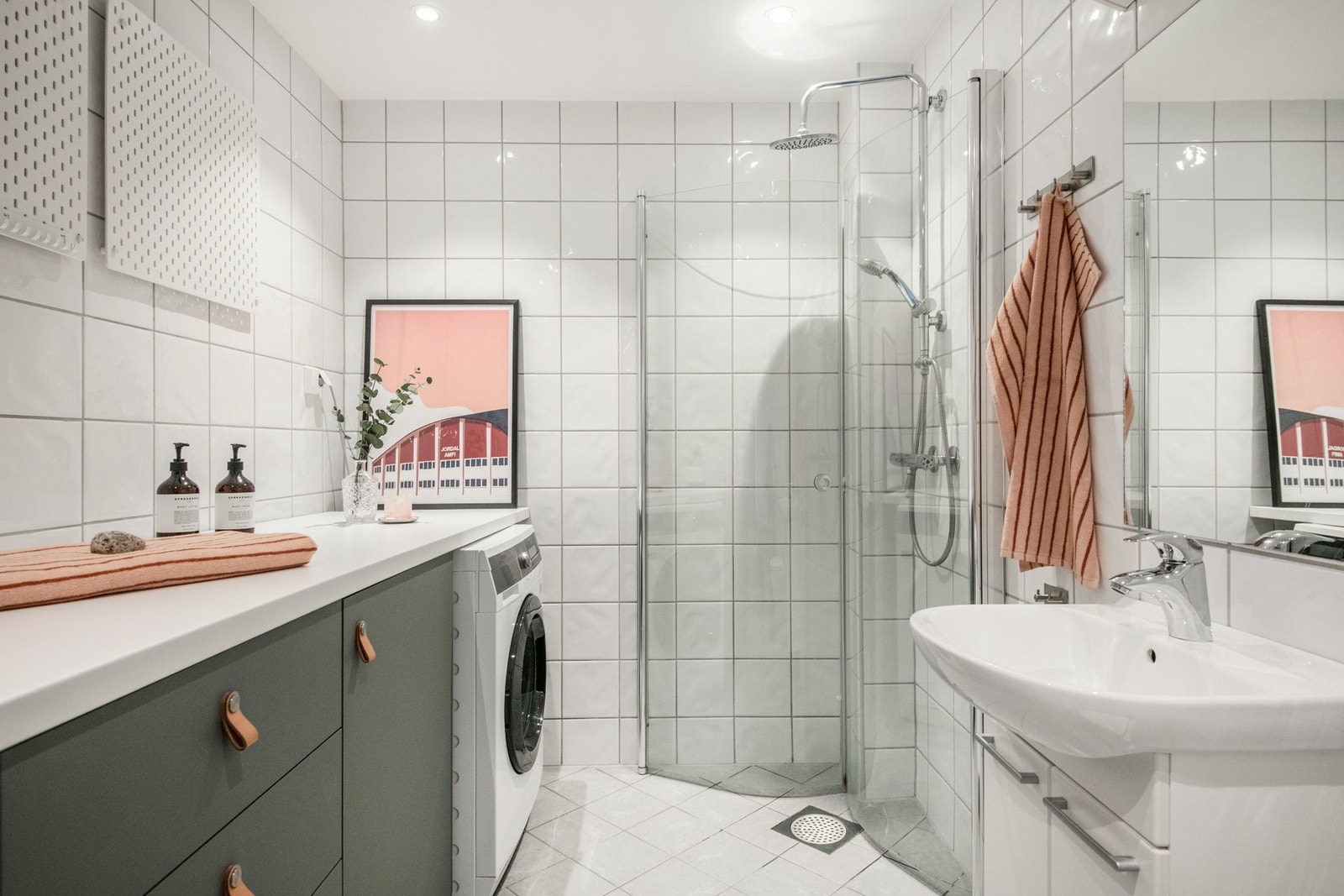 Badet er fra byggeår 2012 og fremstår som romslig og funksjonelt utformet. Galleribilde