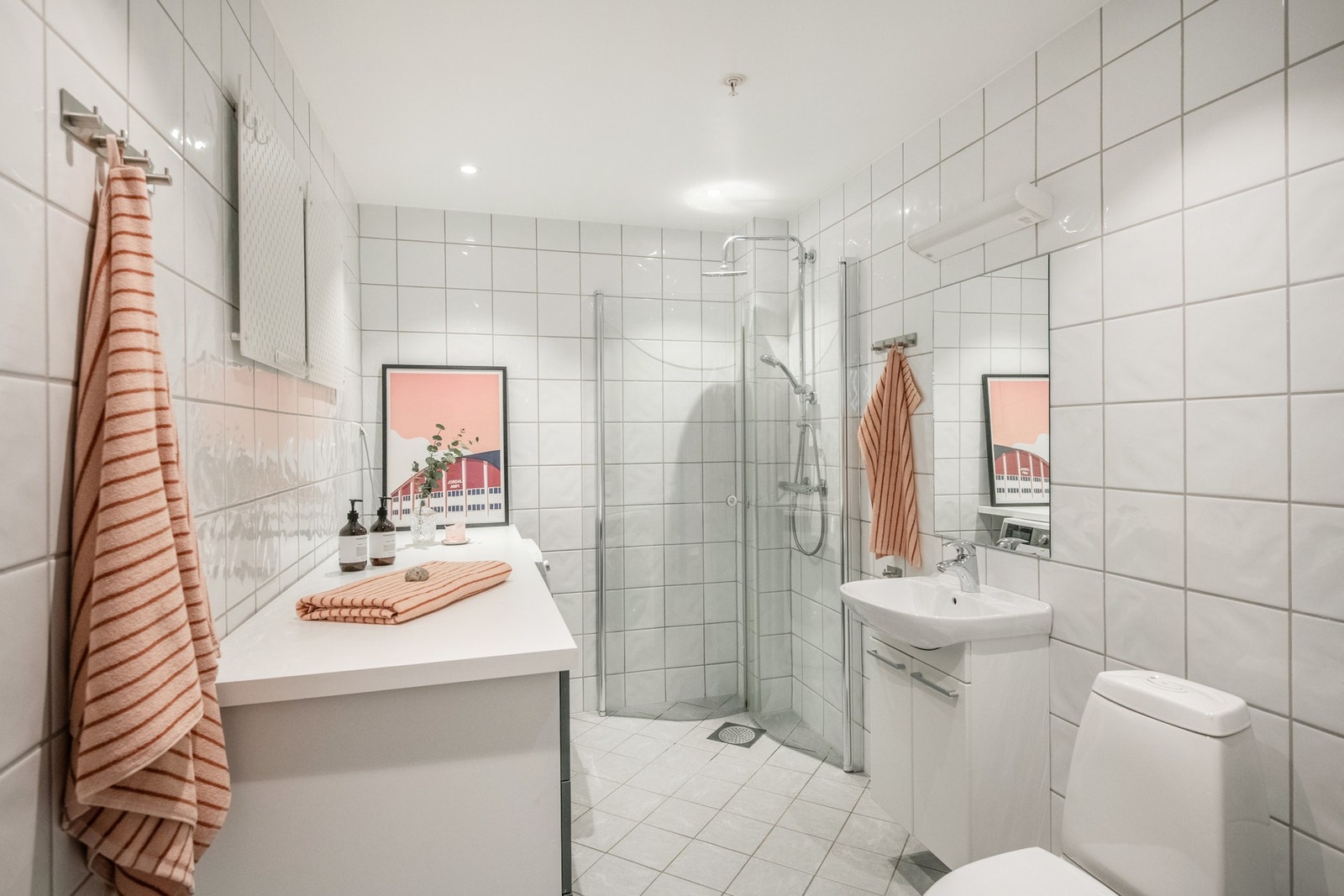 Taket ble delvis senket i selgers eiertid for installasjon av innfelte spotter, som gir et moderne uttrykk og jevn belysning i hele rommet. Galleribilde