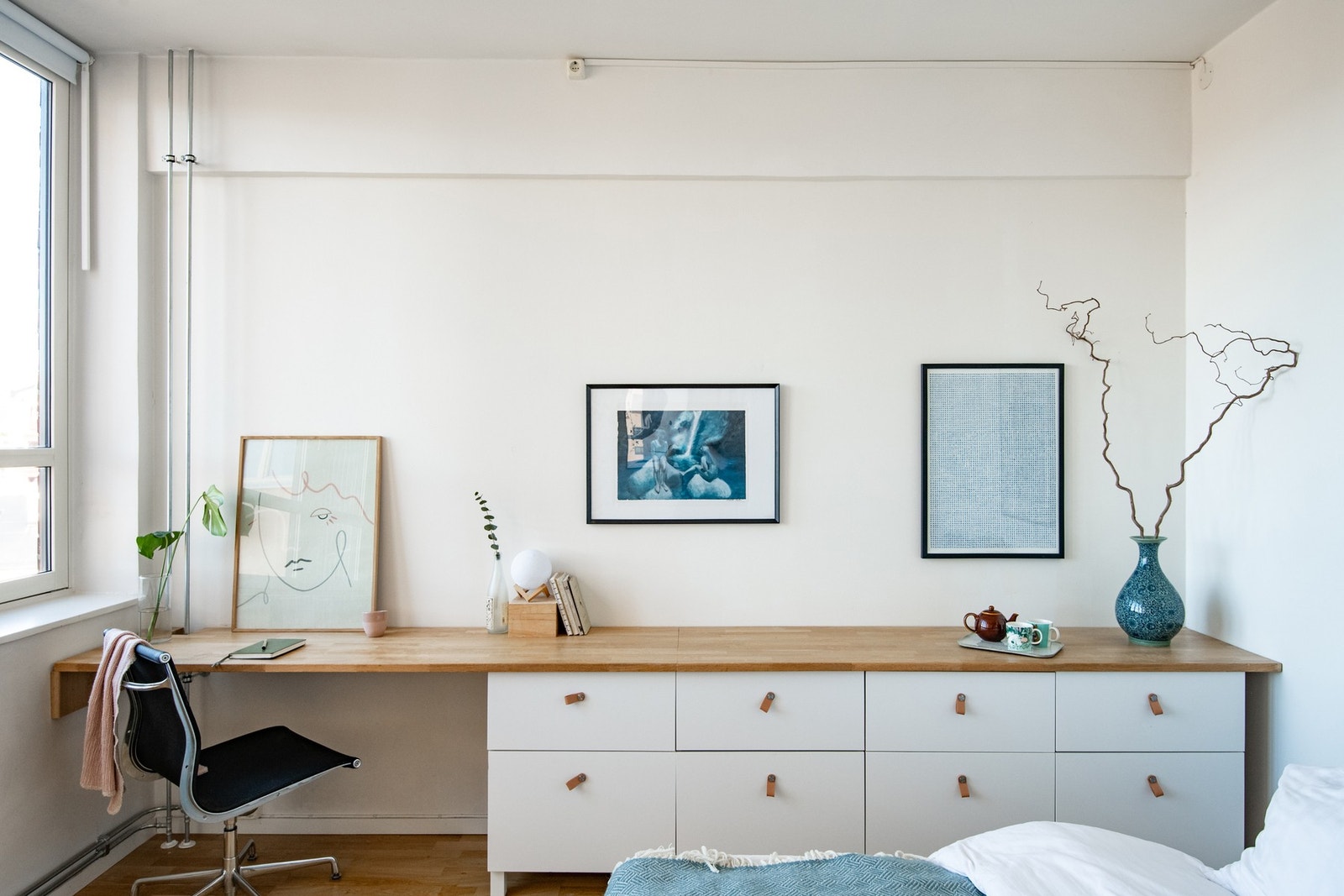 Det er videre gode muligheter for etablering av garderobeløsning langs vegg, enten i form av frittstående skap eller plassbygde løsninger, uten at dette går på bekostning av romfølelsen. Galleribilde