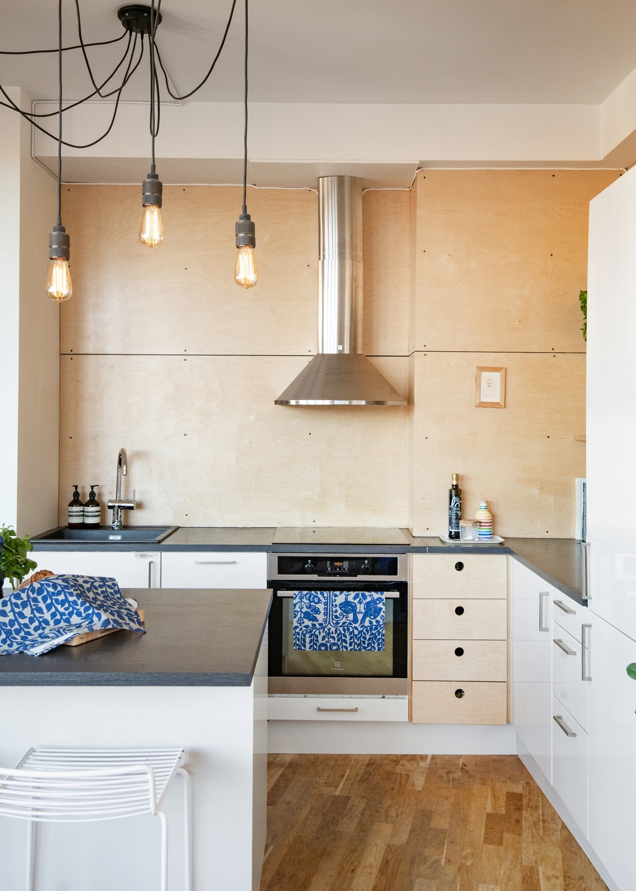 Kjøkkenet fremstår som stilrent og funksjonelt, delvis fornyet av dagens eier med nyere, glatte fronter som gir et moderne uttrykk. Galleribilde