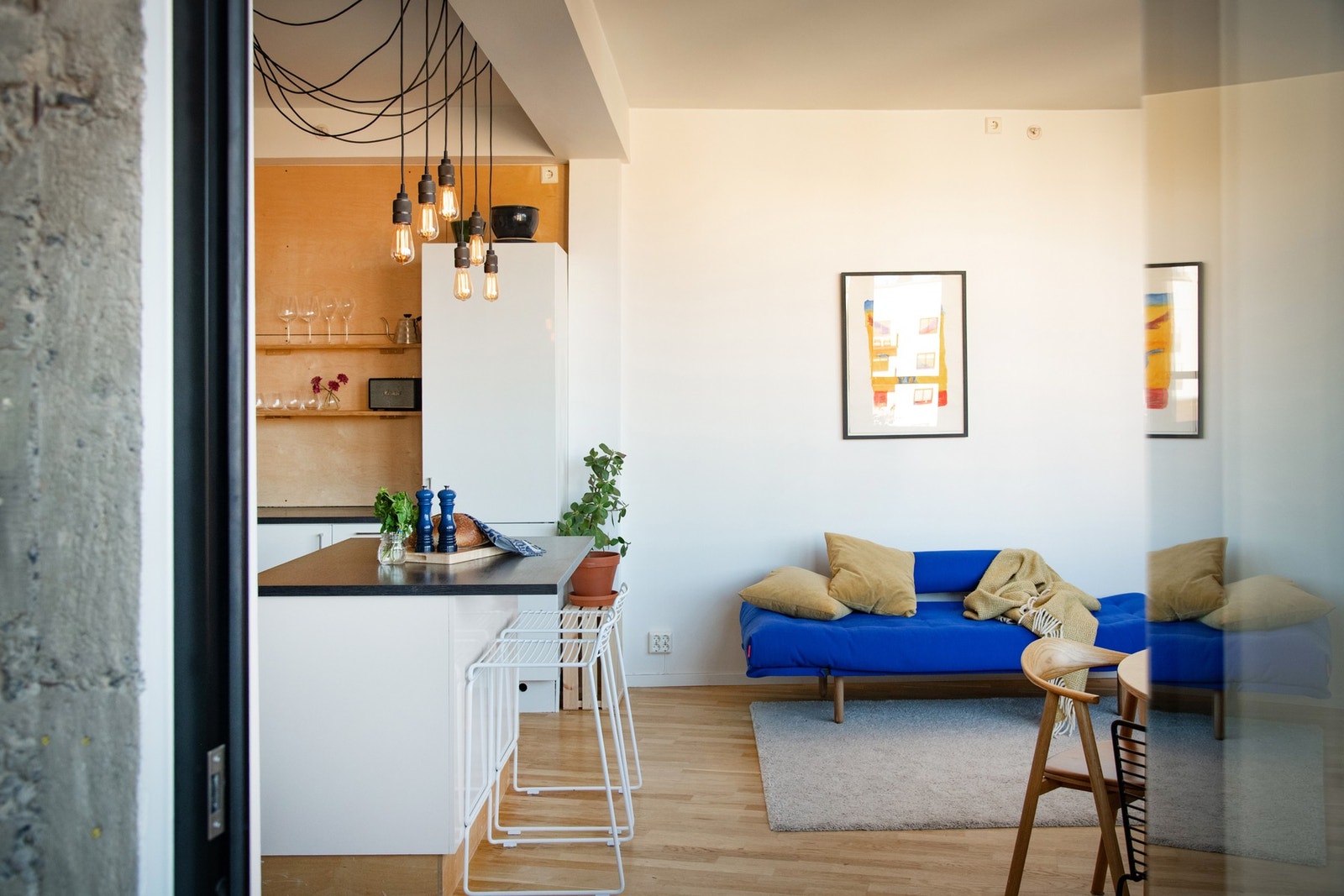 Dette er en rålekker fabrikkleilighet med særpreg og gjennomført stil. Galleribilde