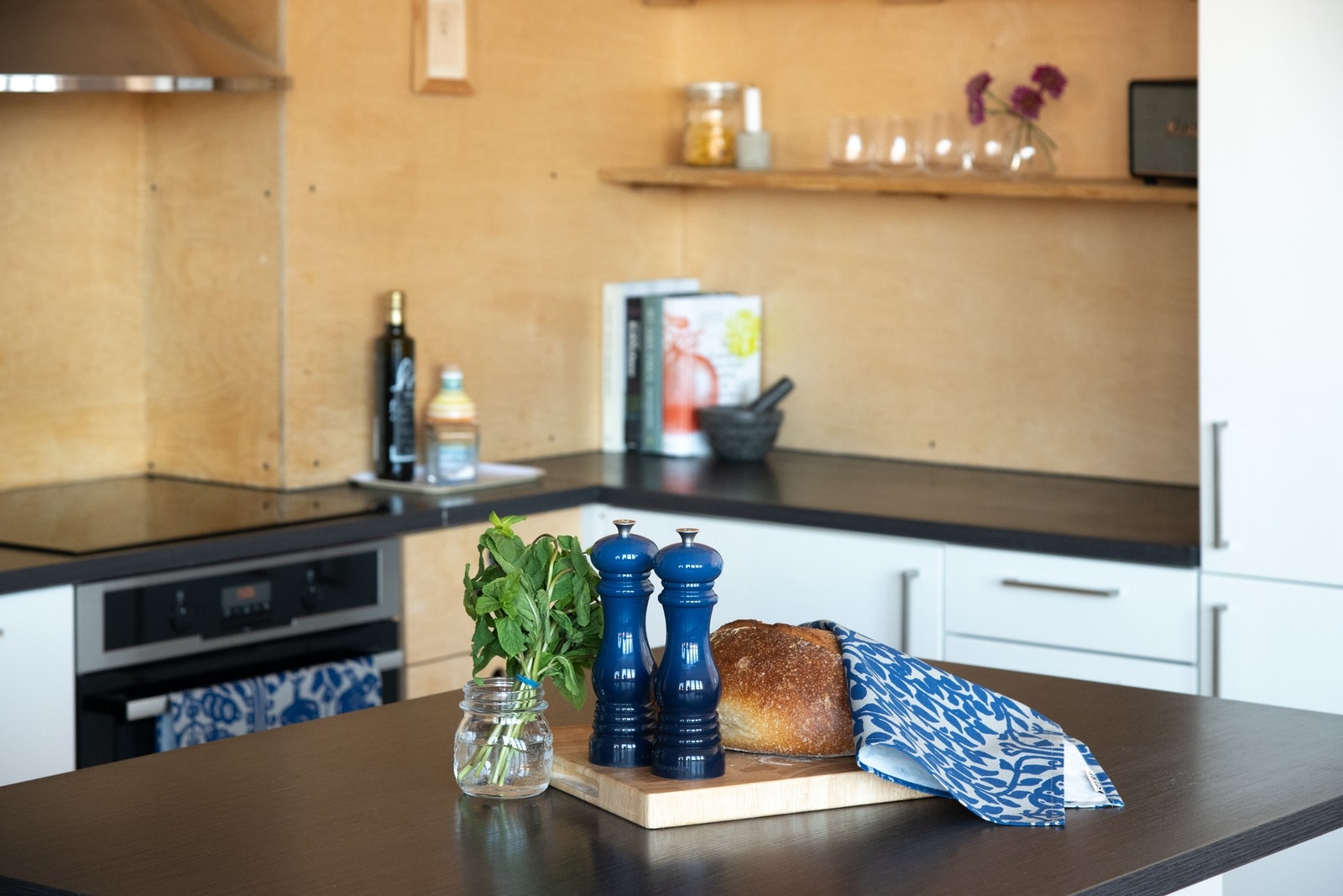 Løsningen er åpen mot stue, med en praktisk kjøkkenøy som både gir ekstra arbeidsflate og en naturlig samlingsplass. Galleribilde