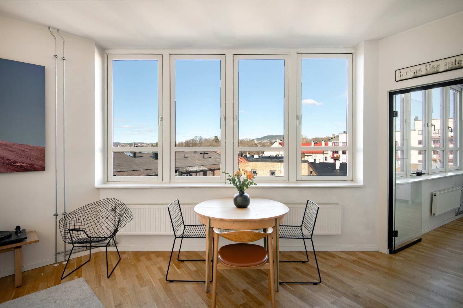 I forkant av de store vindusflatene er det god plass til spisebord, hvor man kan nyte en langstrakt og luftig utsikt. Galleribilde