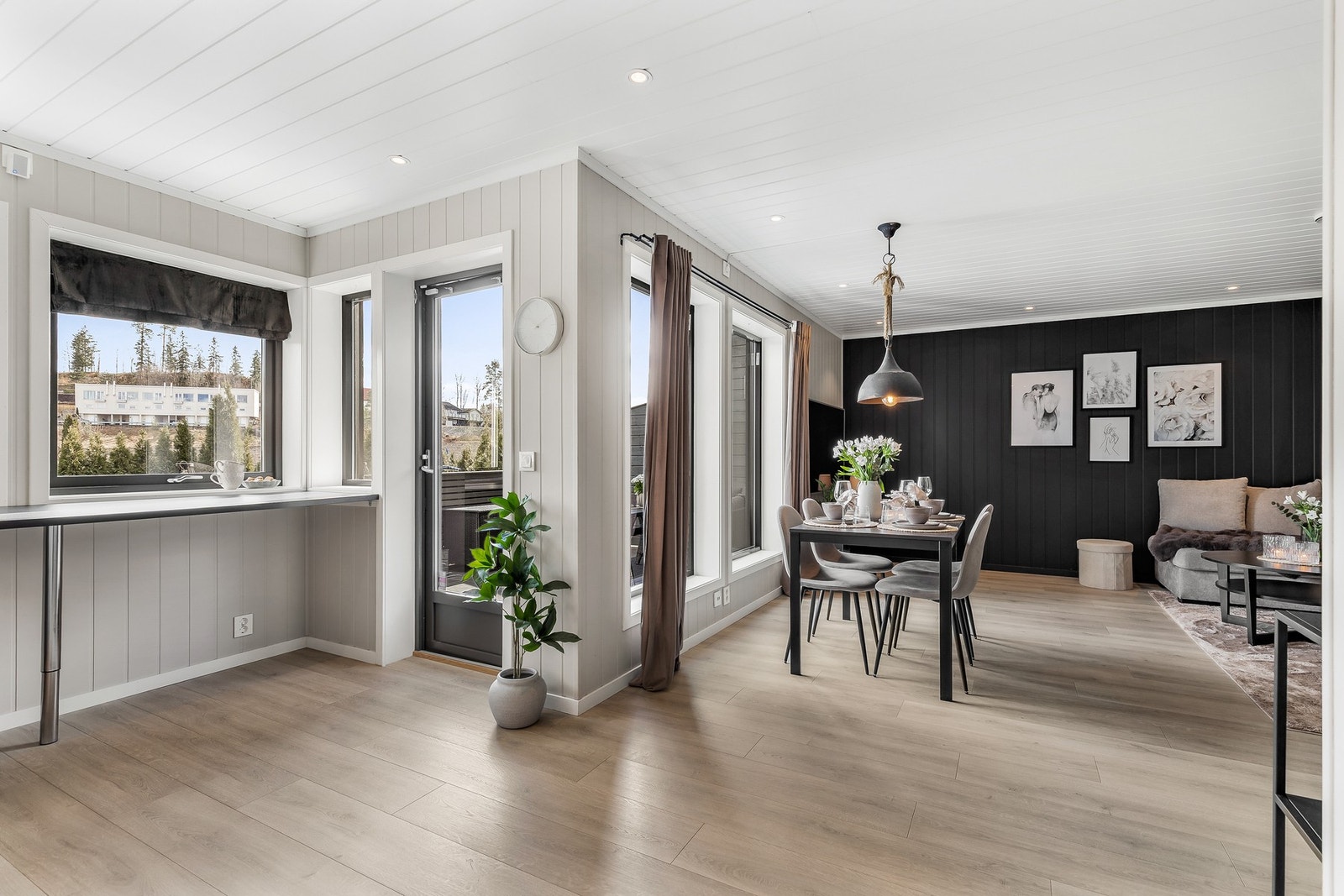 Fra stua er det utgang til trivelige uteplasser og skjermet hage Galleribilde