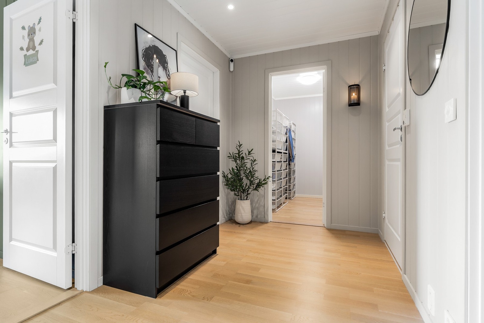 Fra gangen er det direkte adkomst til tre soverom, bad og praktisk bod Galleribilde