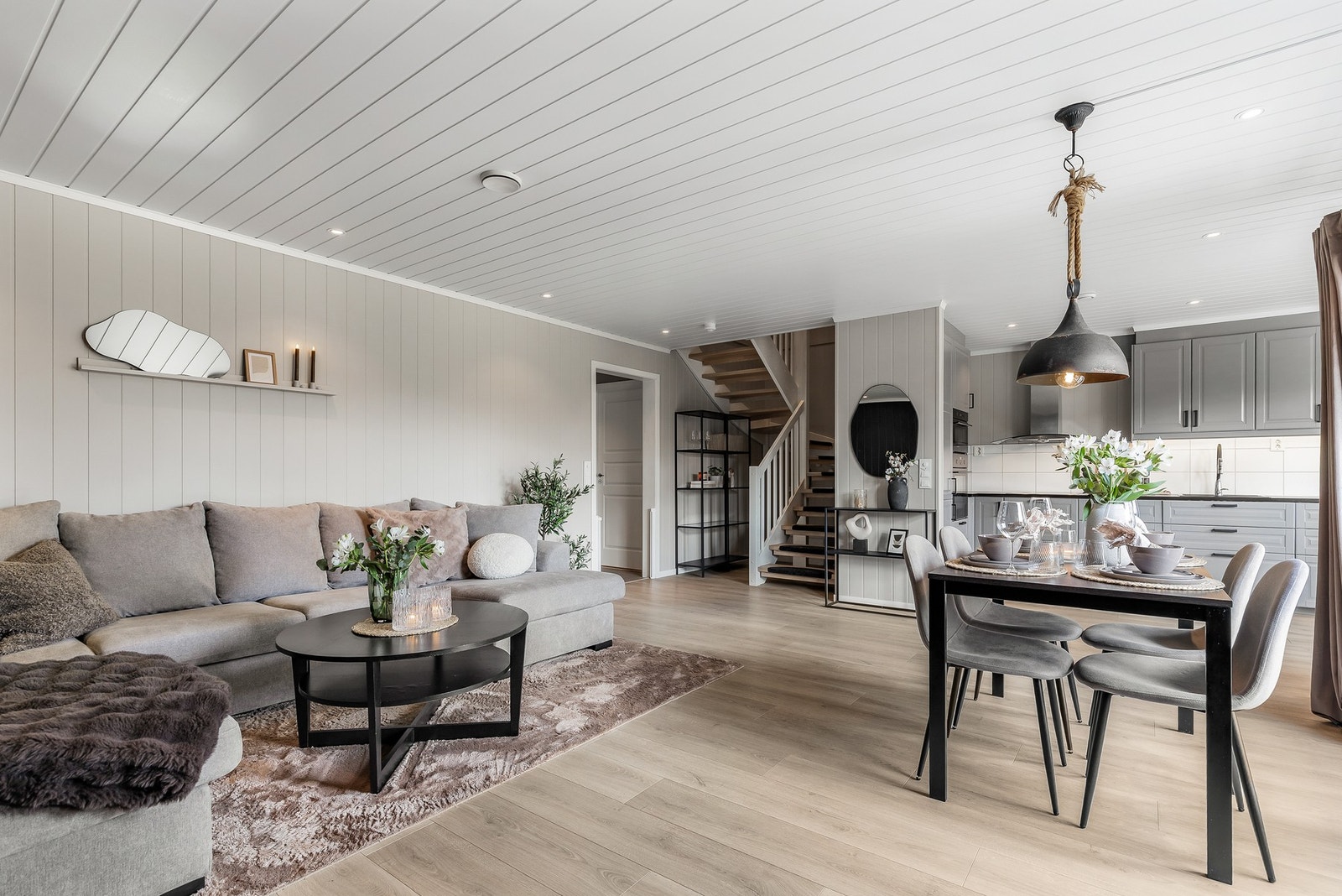 Rommet har åpen kjøkkenløsning og fin plass til sofa, tv-møblement og spisebord Galleribilde
