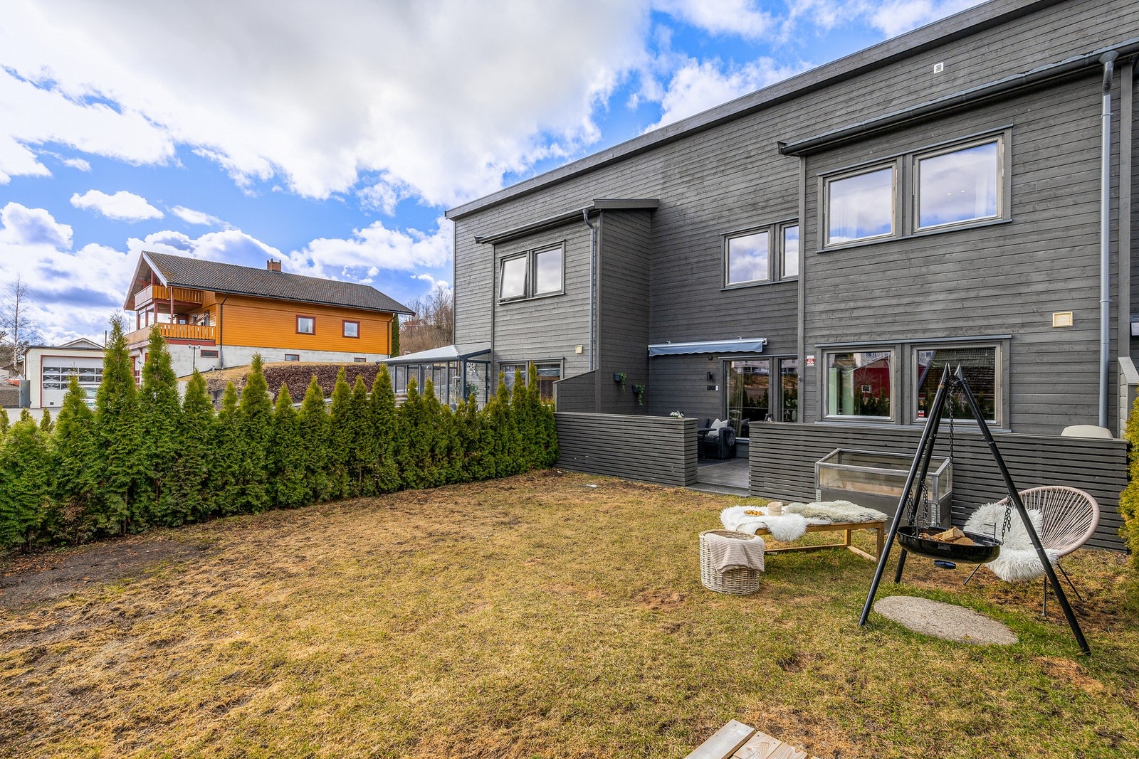 Uteplassen er sydøstvendt og har gode solforhold Galleribilde