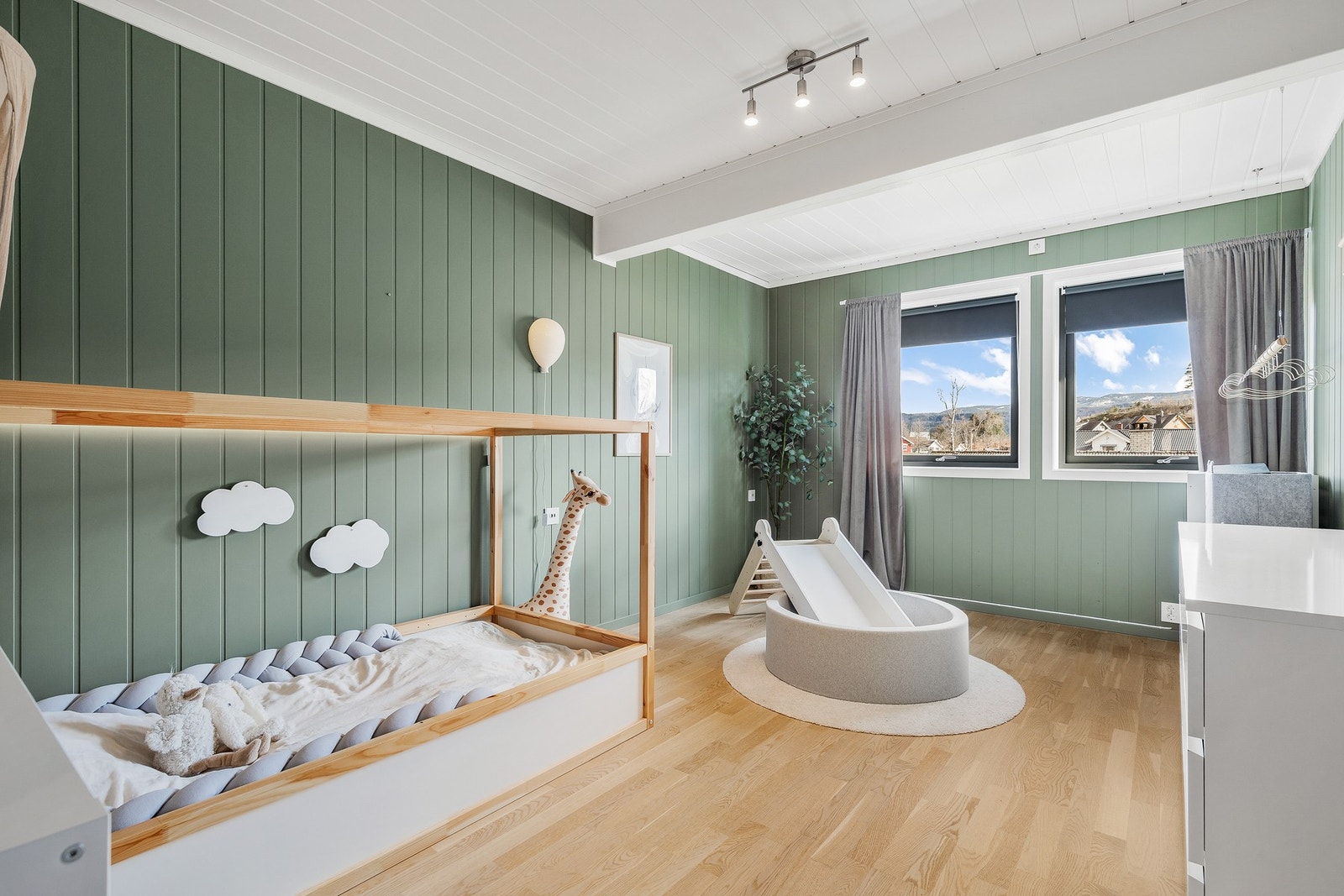 Soverom 2 med fin plass til seng og oppbevaringsmøbler Galleribilde