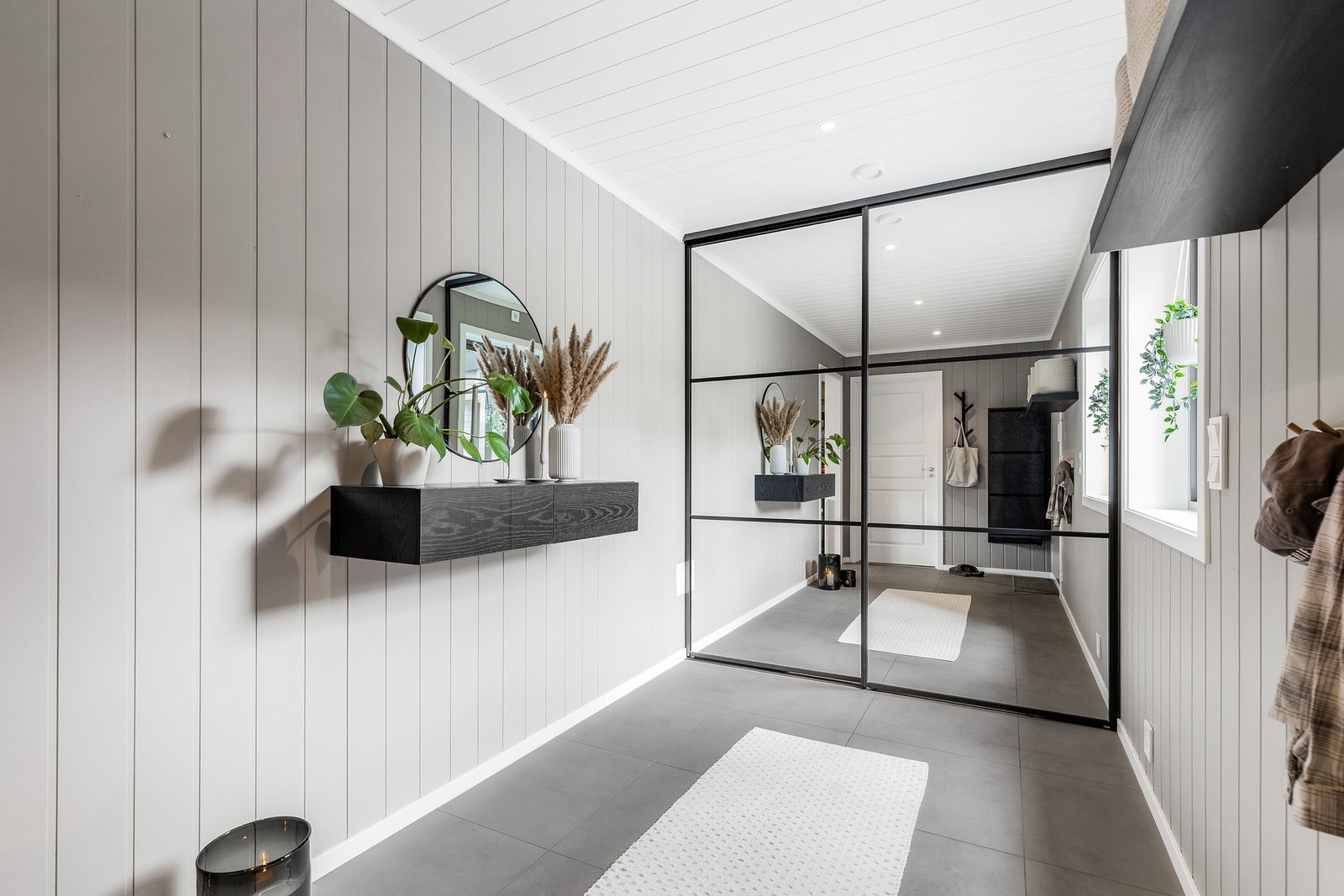 Entréen har god oppbevaringsplass i skyvedørsgarderobe med speilfronter Galleribilde