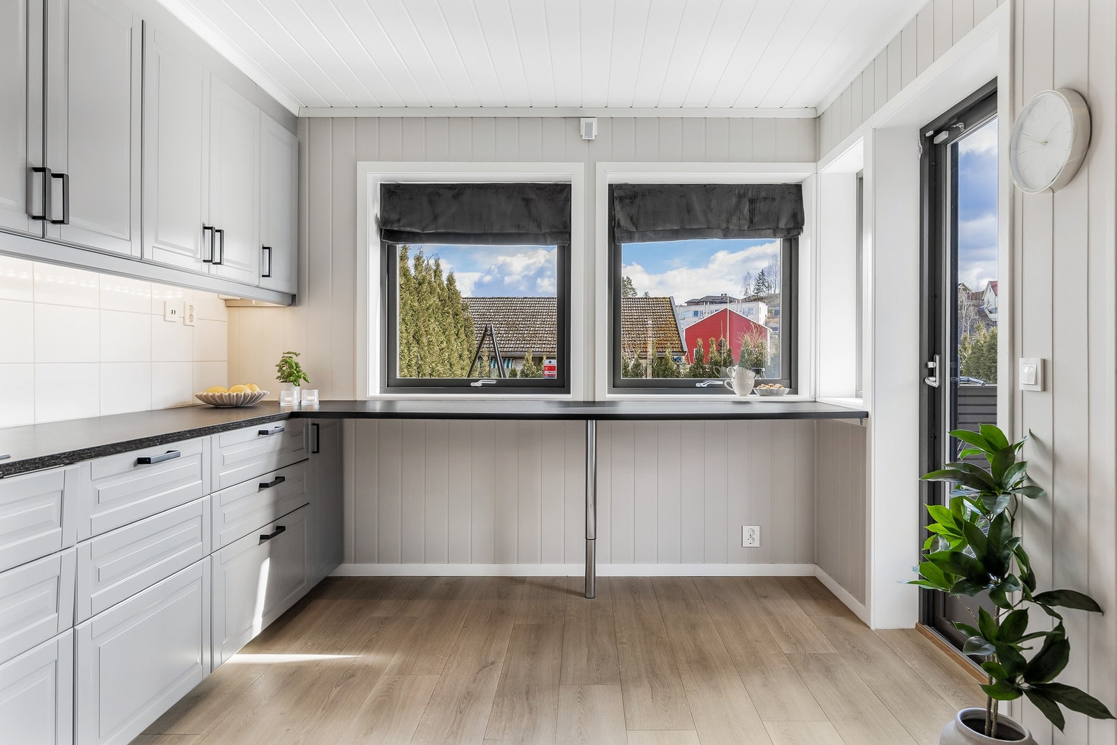 Innredningen har godt med skap- og benkeplass Galleribilde