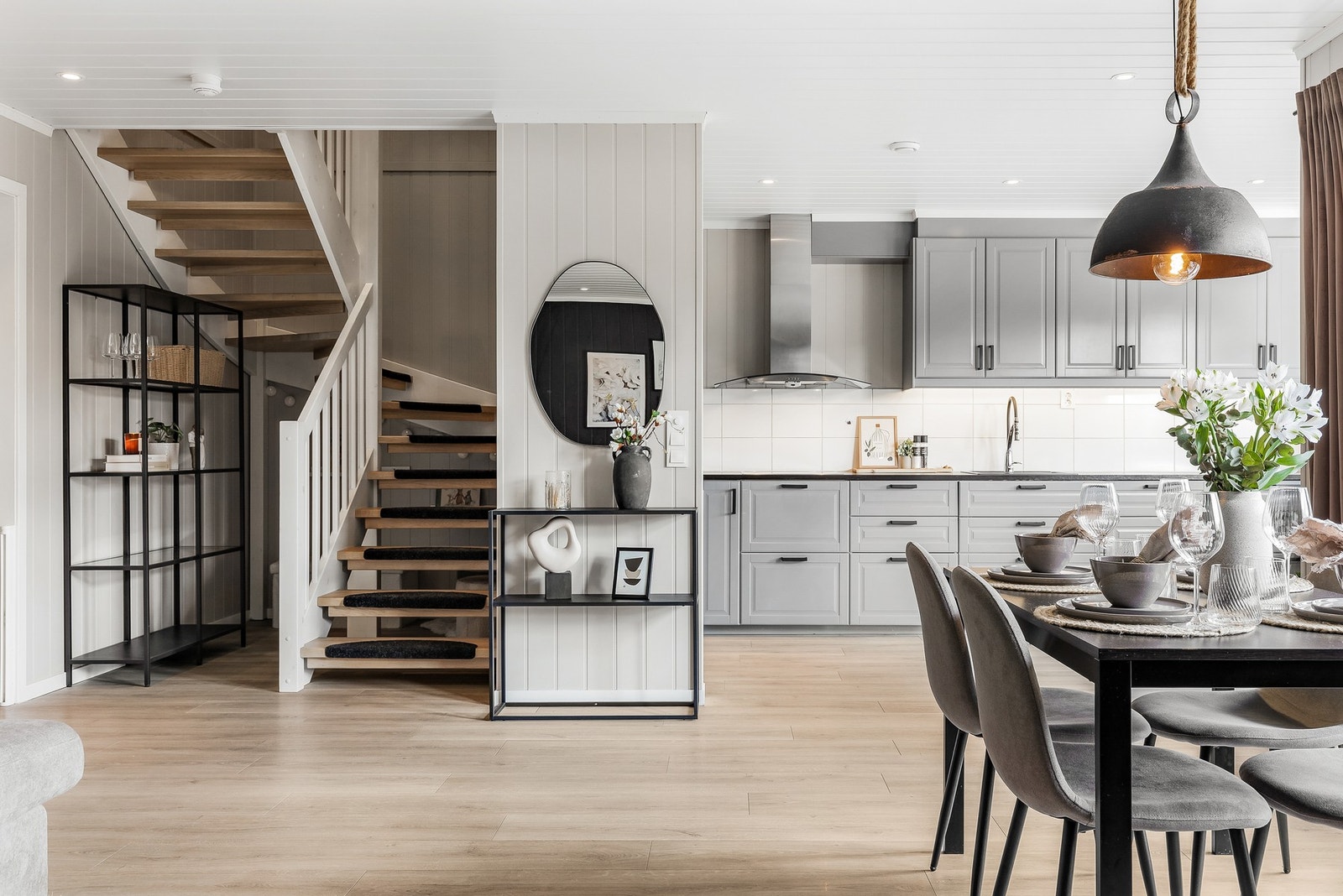 Stilren kjøkkeninnredning med profilerte fronter og benkeplate med laminert overflate Galleribilde