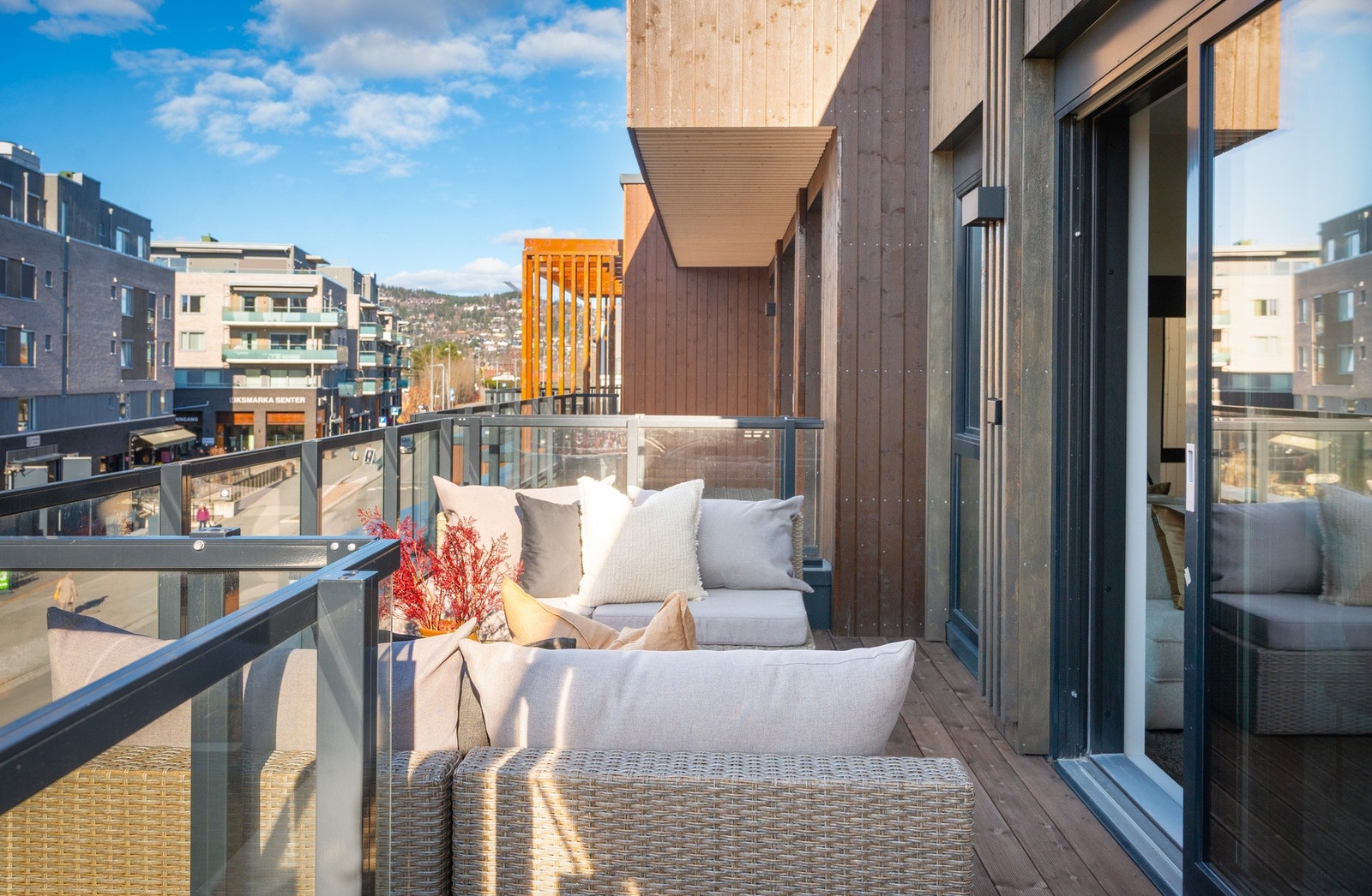 Balkong i trekonstruksjon på ca. 9 m² med adkomst fra stue. Utsikt til Holmenkollen. Galleribilde