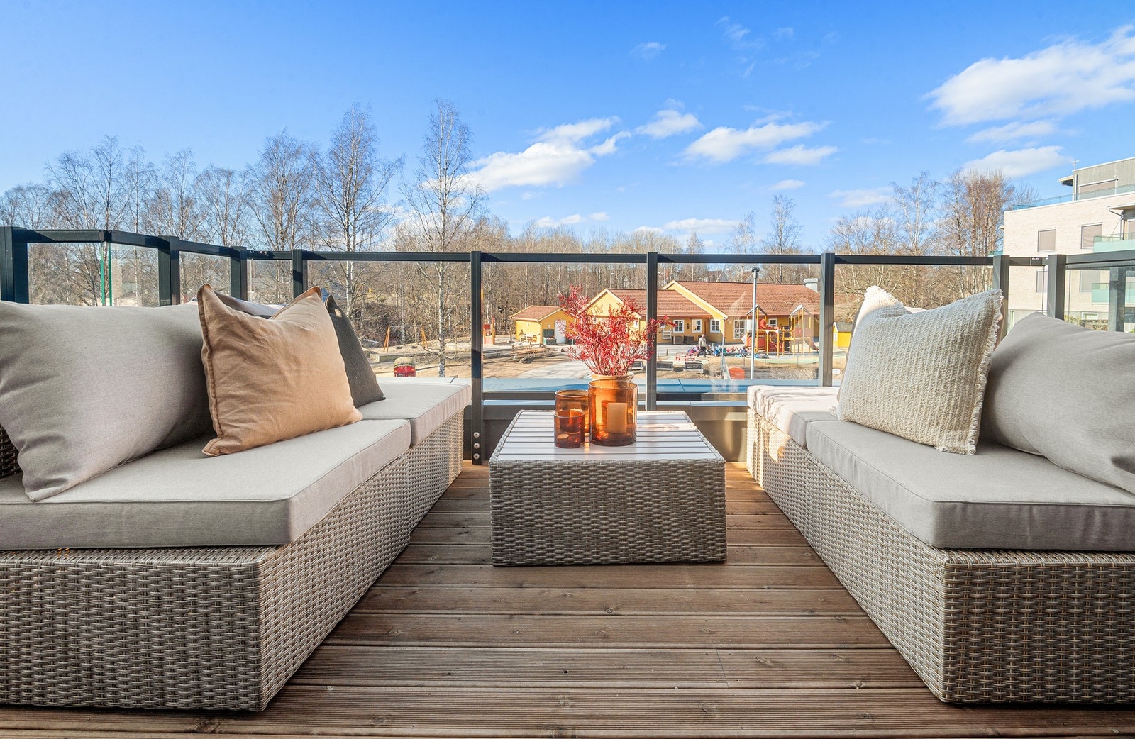 Terrasse med adkomst fra stue og soverom på ca. 25 m² med adkomst fra stue og soverom. Galleribilde