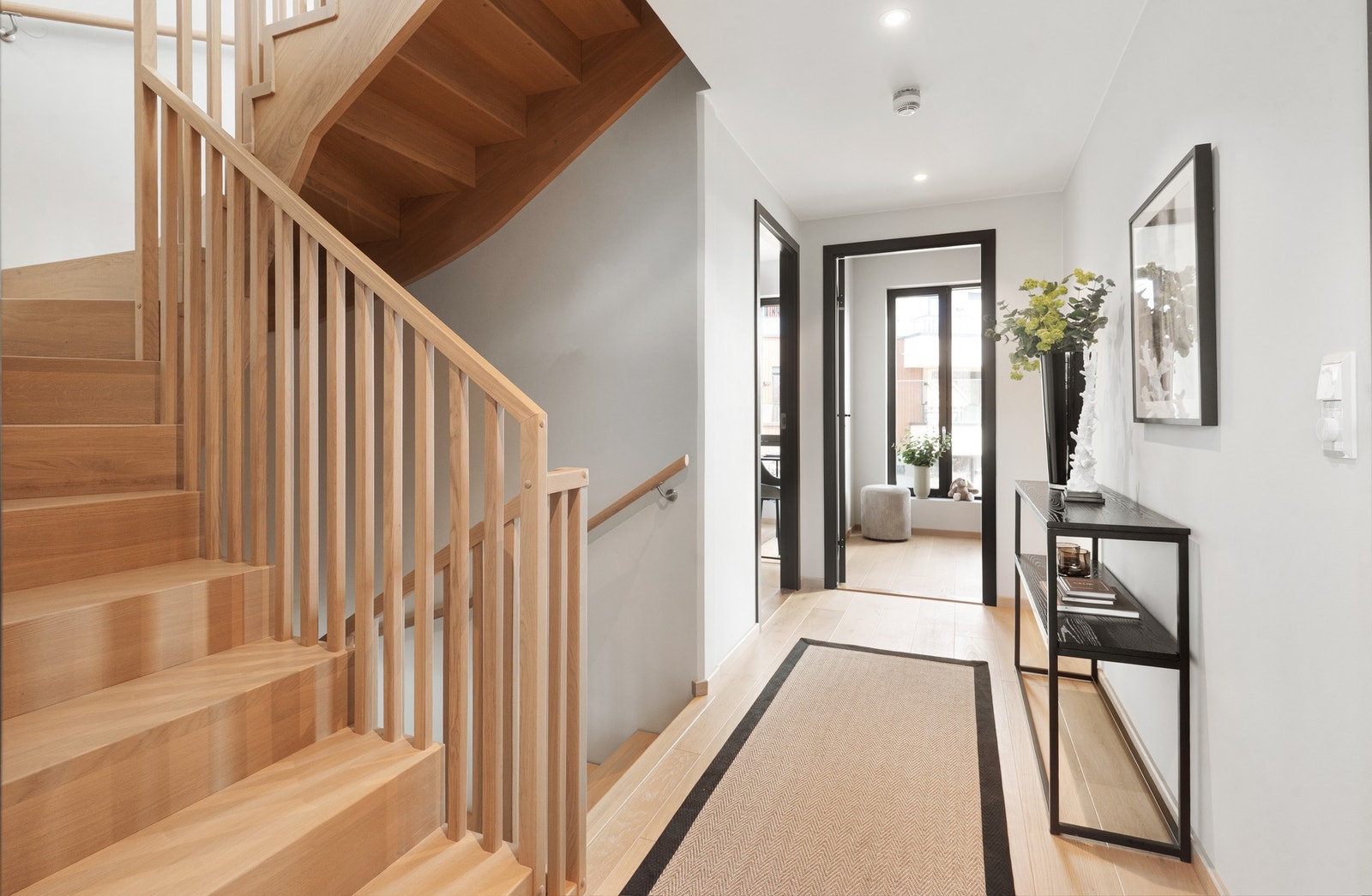 Solid fin trapp i tette eiketrinn. Galleribilde