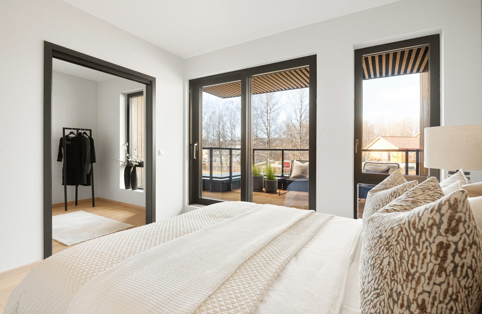 Hovedsoverom med en suite løsning til kontor/omkledningsrom eller barnerom. Galleribilde