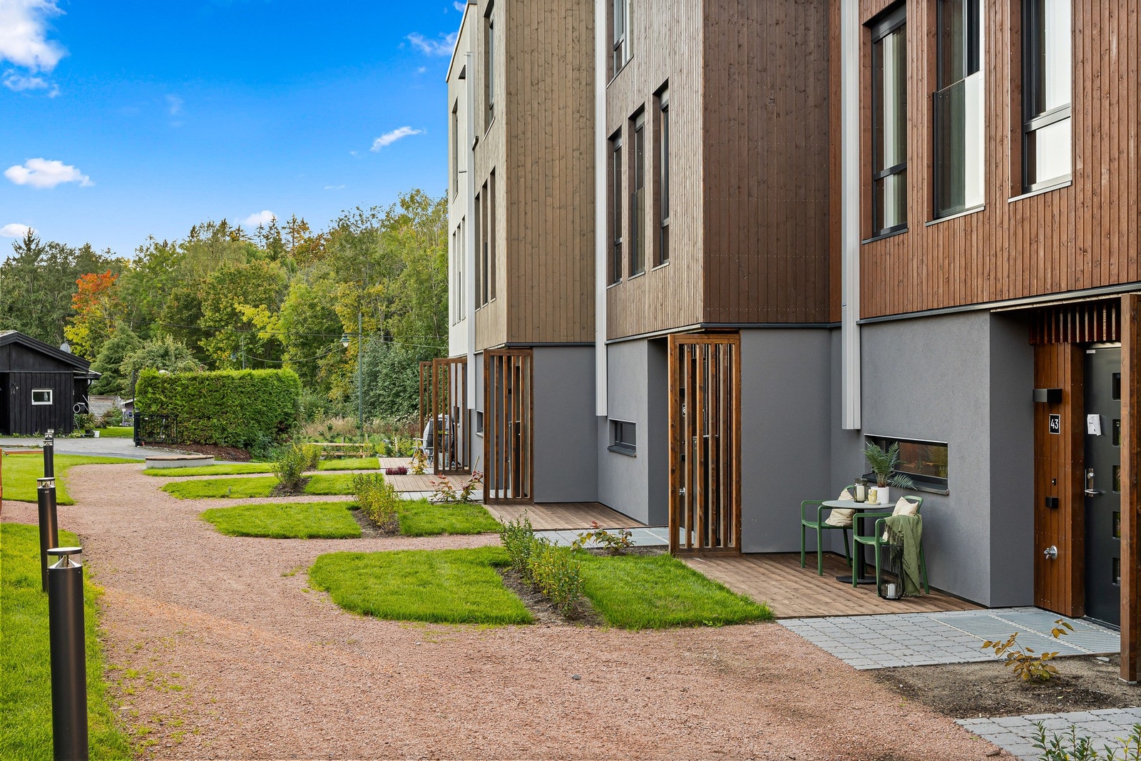 Inngangspartiet med terrasseplatting på ca. 7 m². Galleribilde