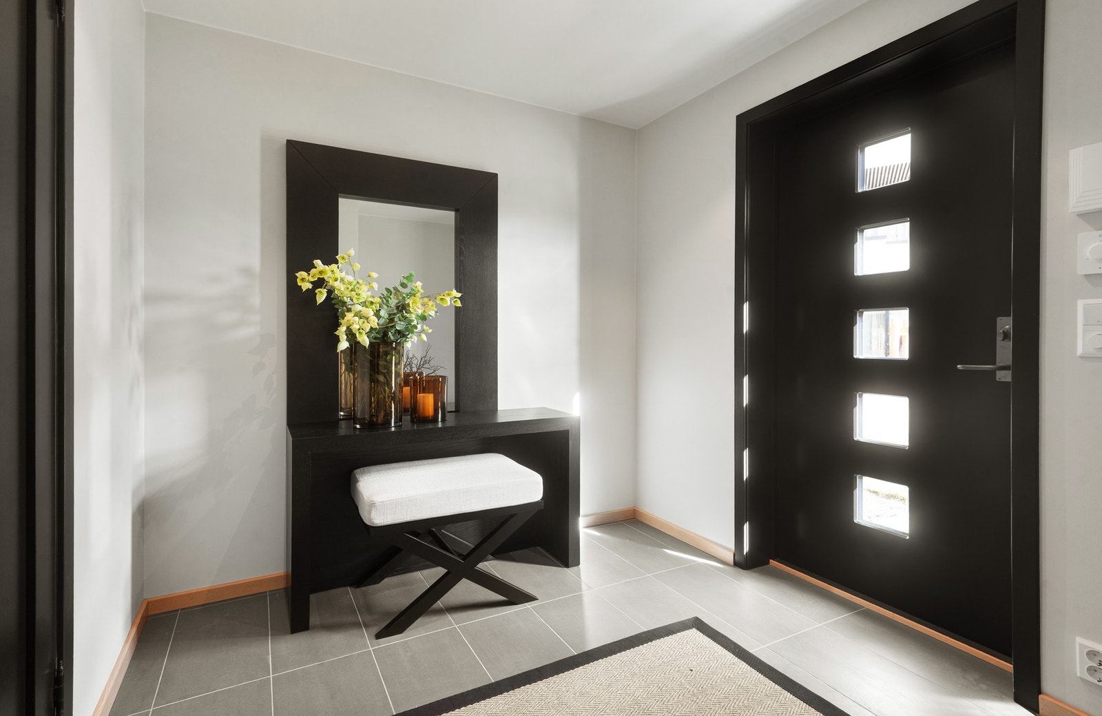Entré med flis 30x60. Downlights i tak. Galleribilde