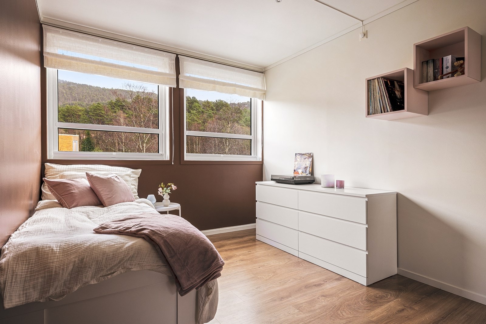 Pent soverom 1 med plass til dobbelt seng. Galleribilde