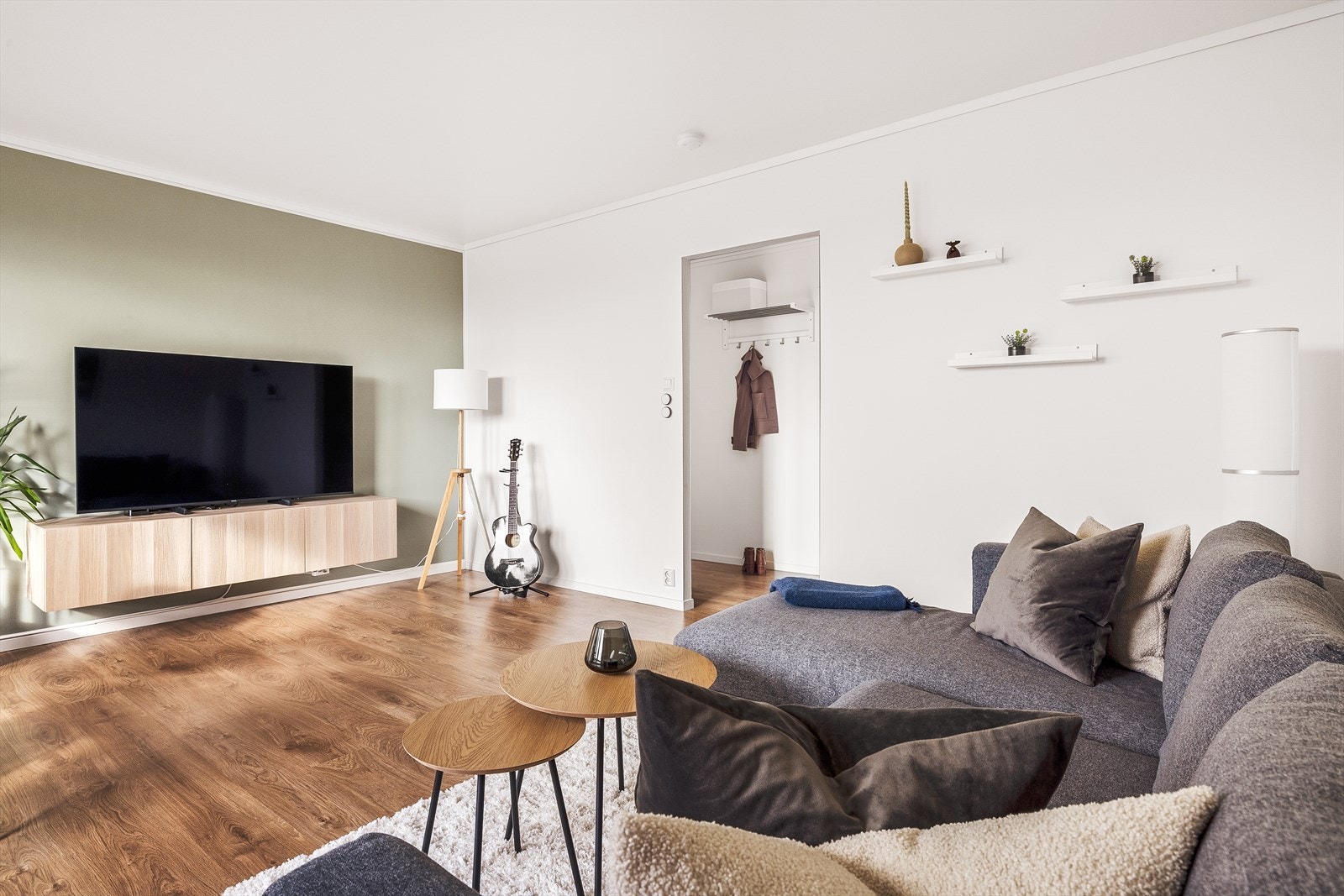 Romslig stue med plass til stor salong og spisebord. Galleribilde