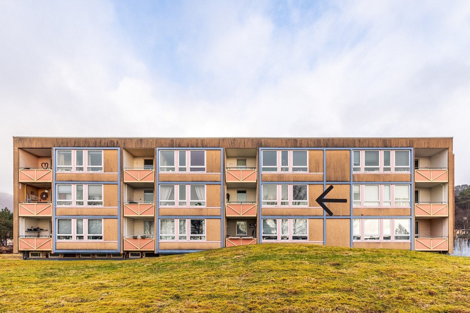 Ligger pent til i 2. etasje med utsikt til felles hage. Galleribilde