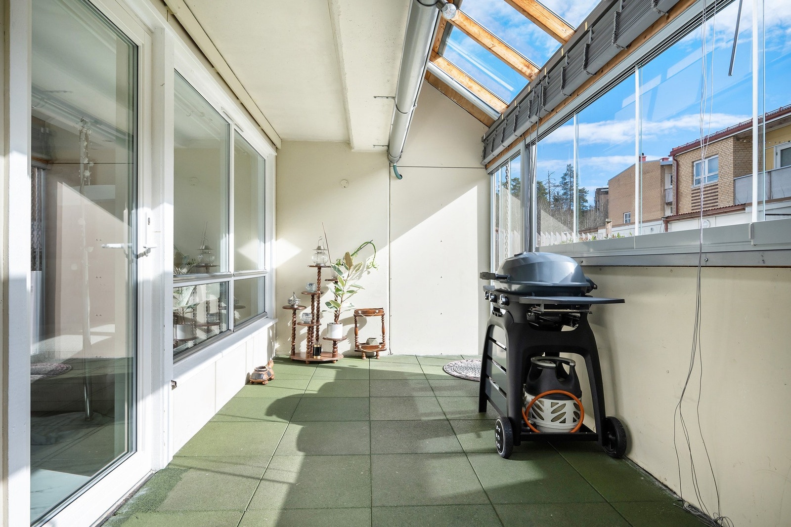 Fra stuen har du utgang til en innglasset terrasse på ca. xxx- en perfekt forlengelse av oppholdsrommet. Galleribilde
