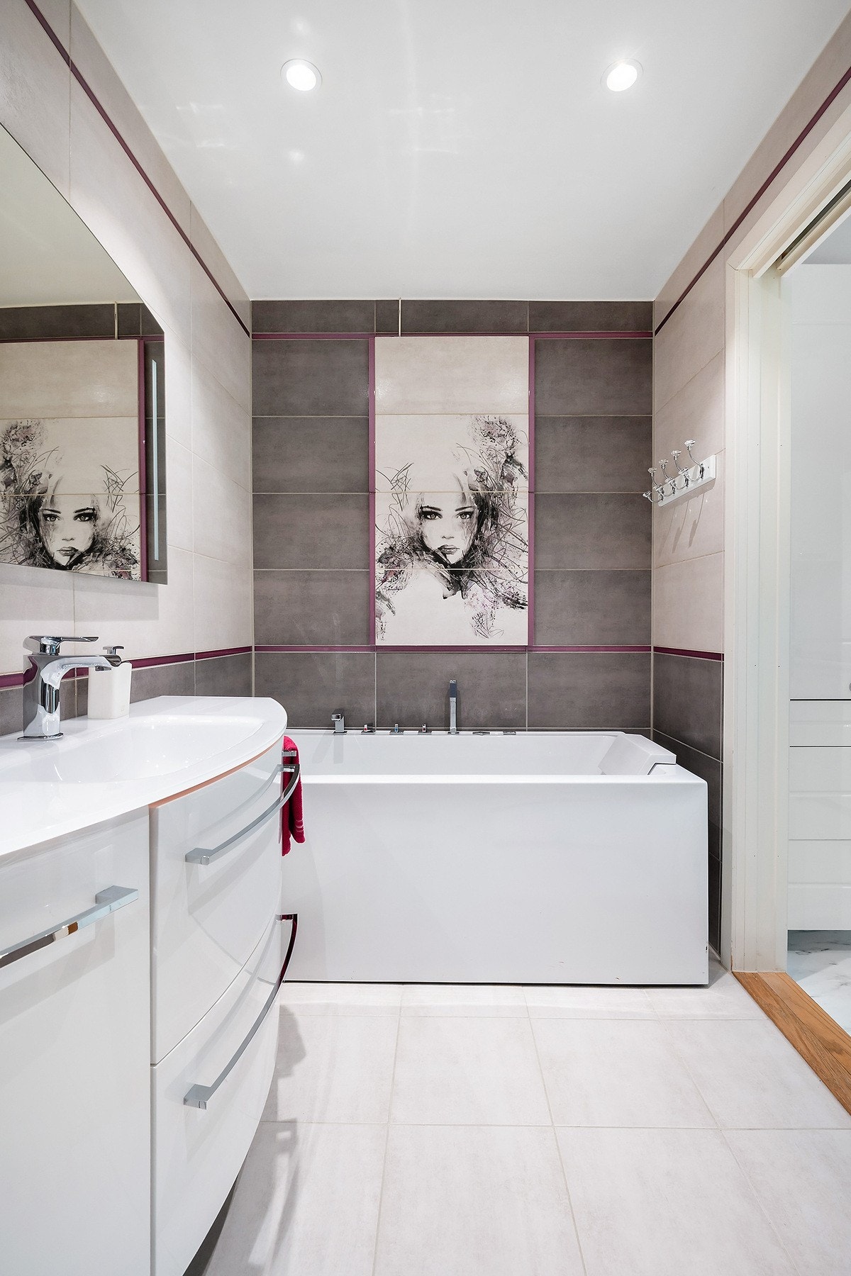 Badet har en moderne innredning og badekar. Galleribilde