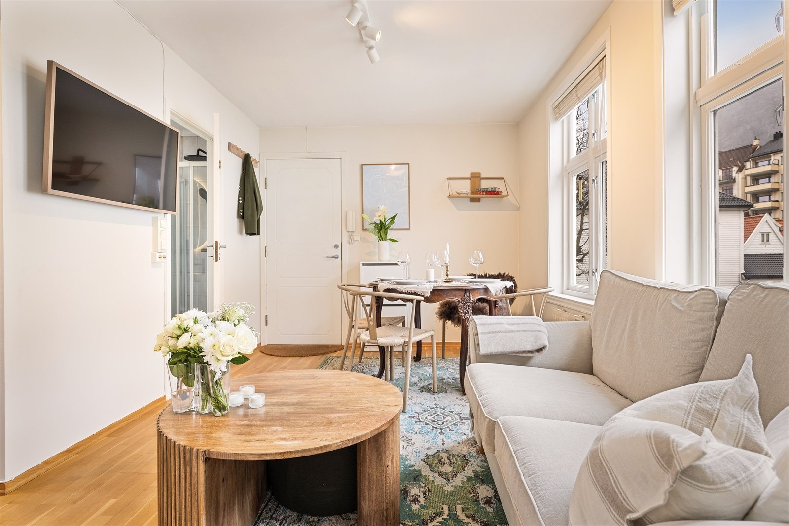 Stuen har store vindusflater som gir rommet et lyst og pent lysinnslipp. Galleribilde