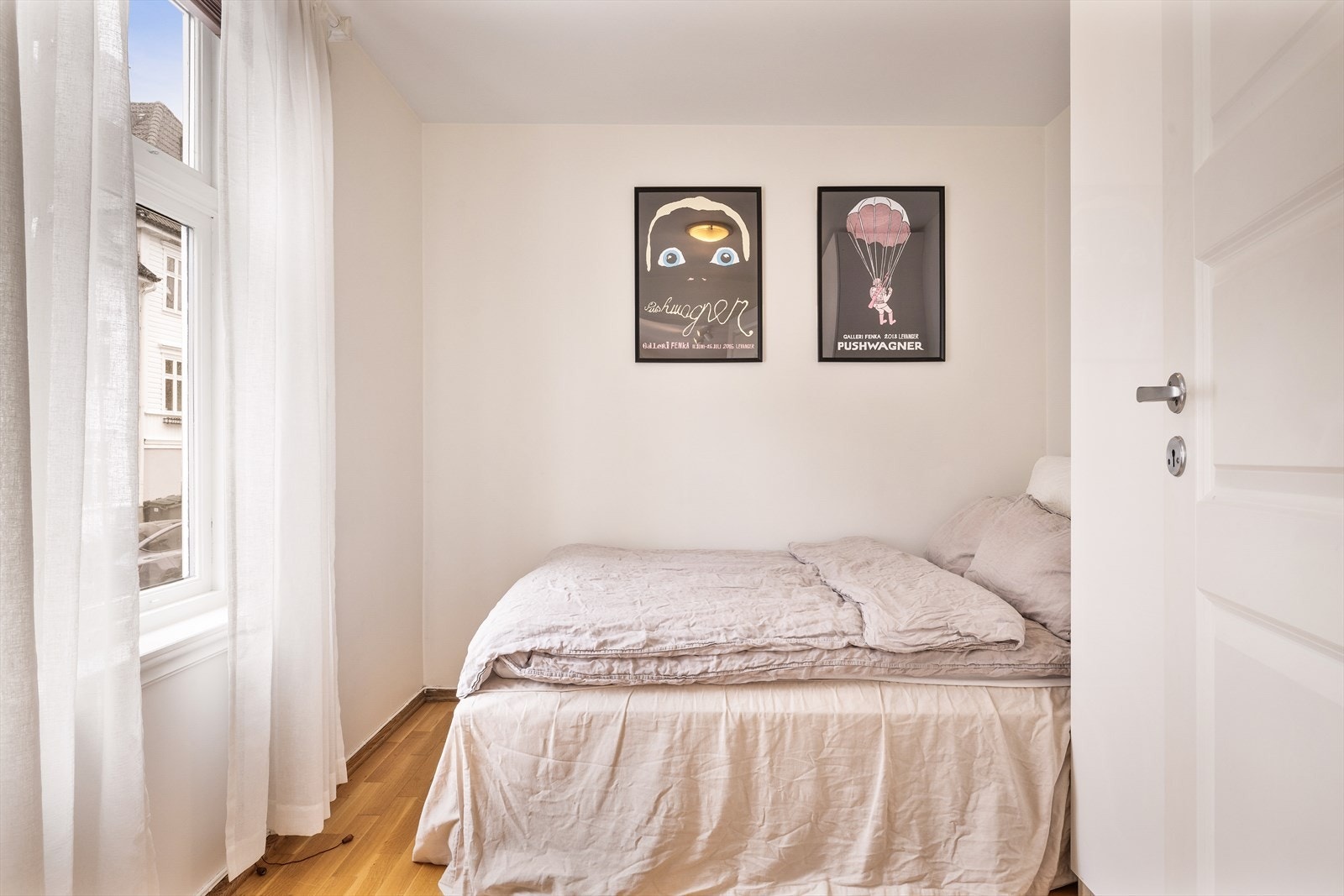 Leiligheten har to soverom med plass til seng, nattbord og kommode/skap. Galleribilde