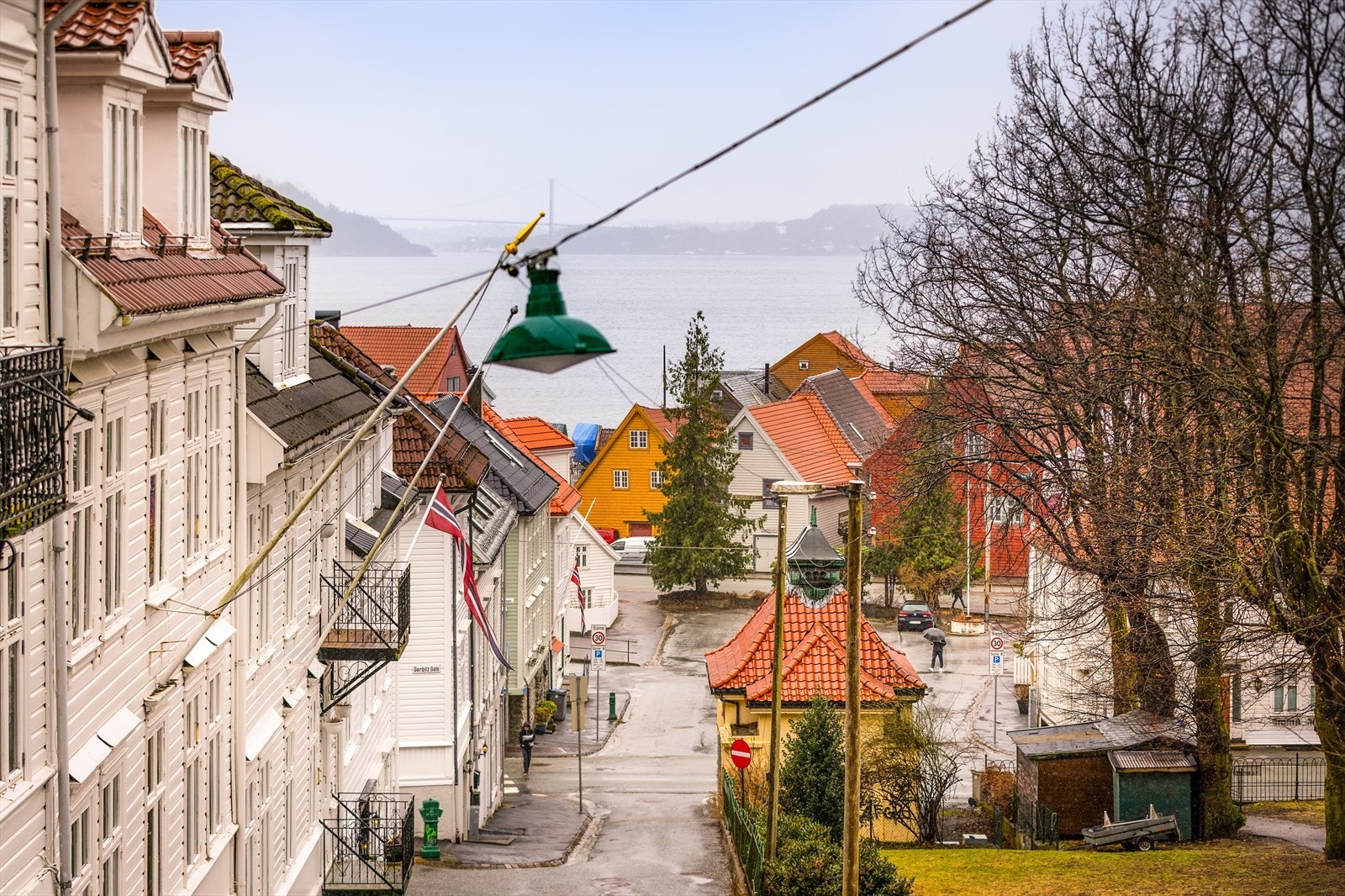 Du finner gode kommunikasjonsmuligheter i alle retninger like nedenfor leiligheten. Galleribilde