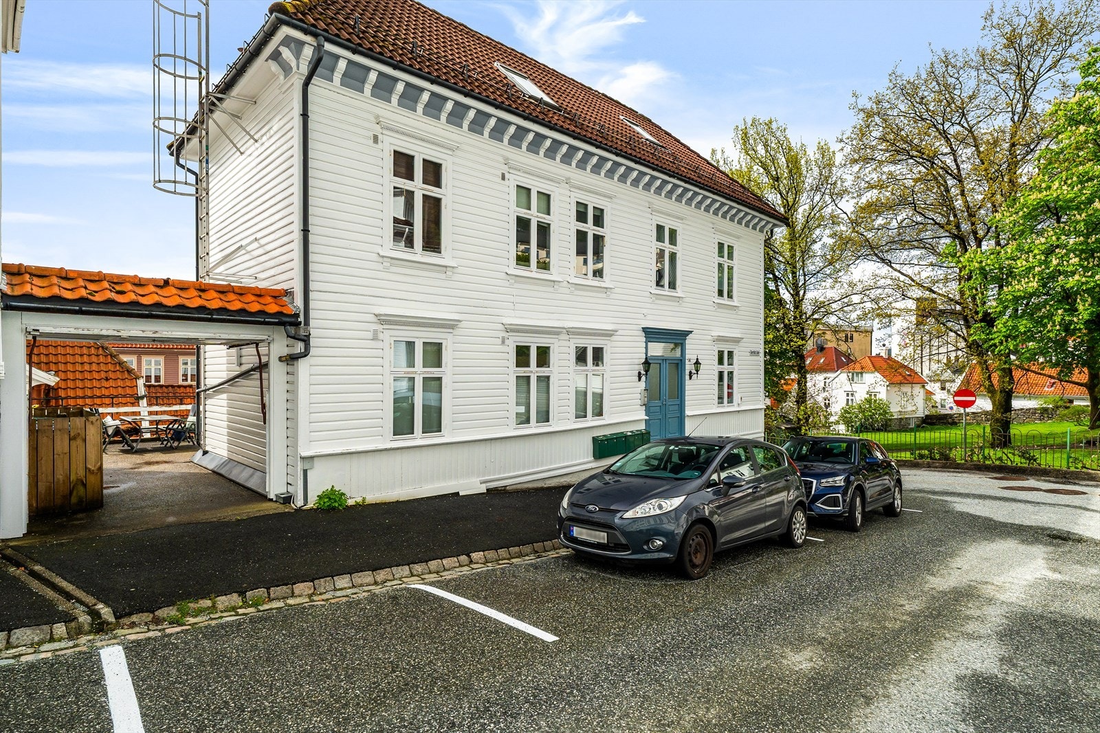 Parkering i gate etter gjeldende bestemmelser. Galleribilde