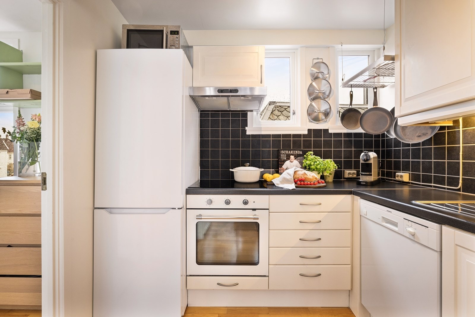 Ny kjøkkenfront under vask + taklampe i 2026. Galleribilde