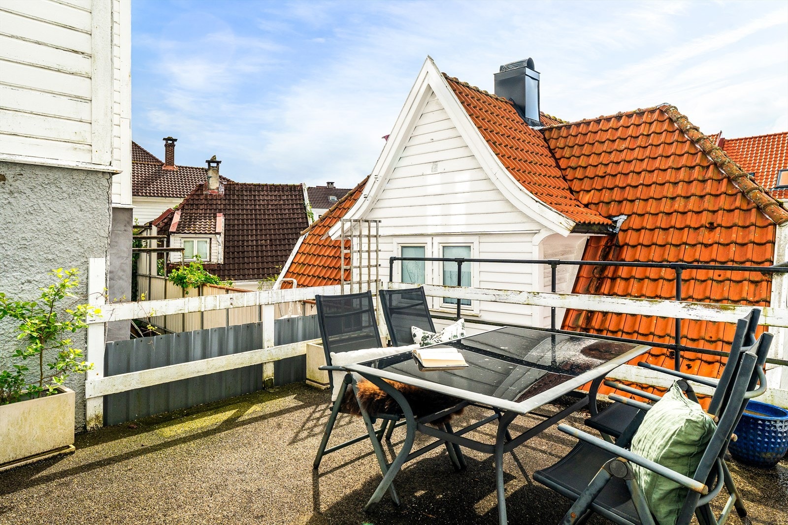 Felles vestvendt uteplass i laget. Galleribilde