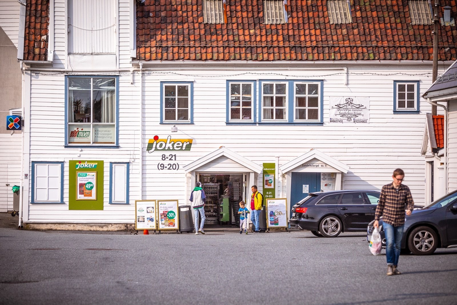 Joker Sandvikstorget (søndagsåpen) og Sandviken dagligvare (søndagsåpen) ligger like ved leiligheten, så dagligvarehandelen kan enkelt foretas her. Galleribilde